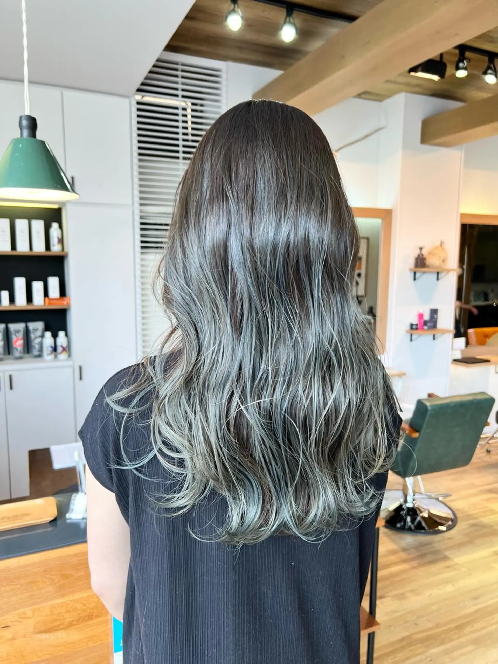 ロング カラー バレイヤージュ グレージュ カーキグレージュ レイヤーカット ヘアカラー トリートメント 堀 望美のヘアスタイル