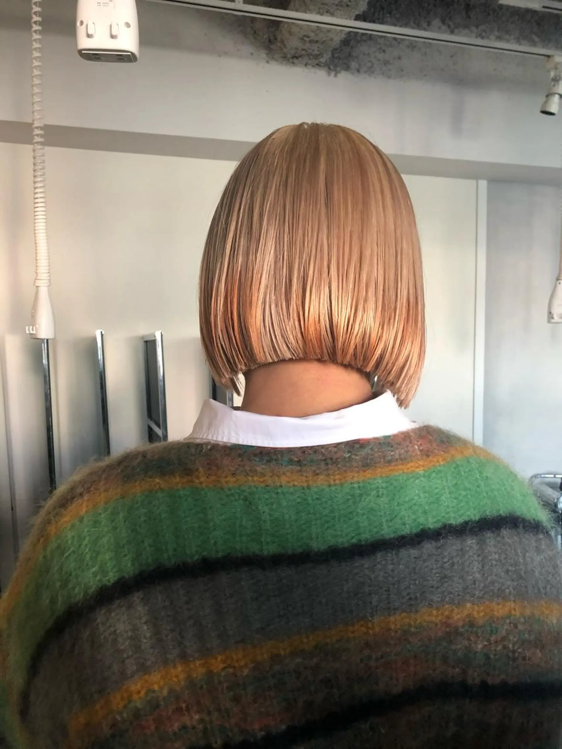 ショート カラー ヘアアレンジ ボブ 黒染め落とし ムラ修正　ハイトーンのヘアスタイル