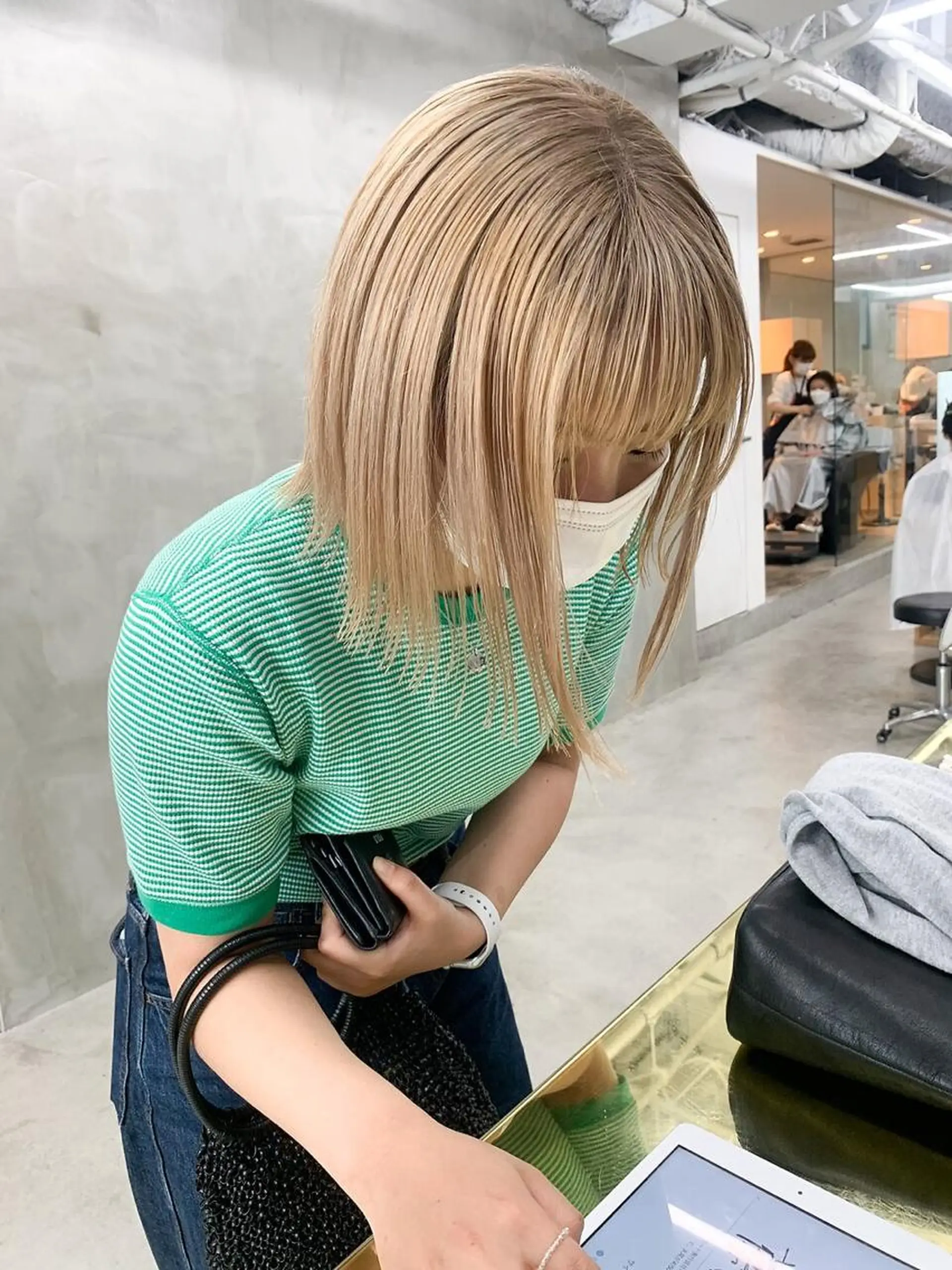 ミディアム カラー パーマ ヘアアレンジ メンズ ミディアムパーマ メンズバレイヤージュ メンズブリーチ センターパート フェードカット ヘアカラー トリートメント ハイトーン/レイヤー 🌸さくらのヘアスタイル