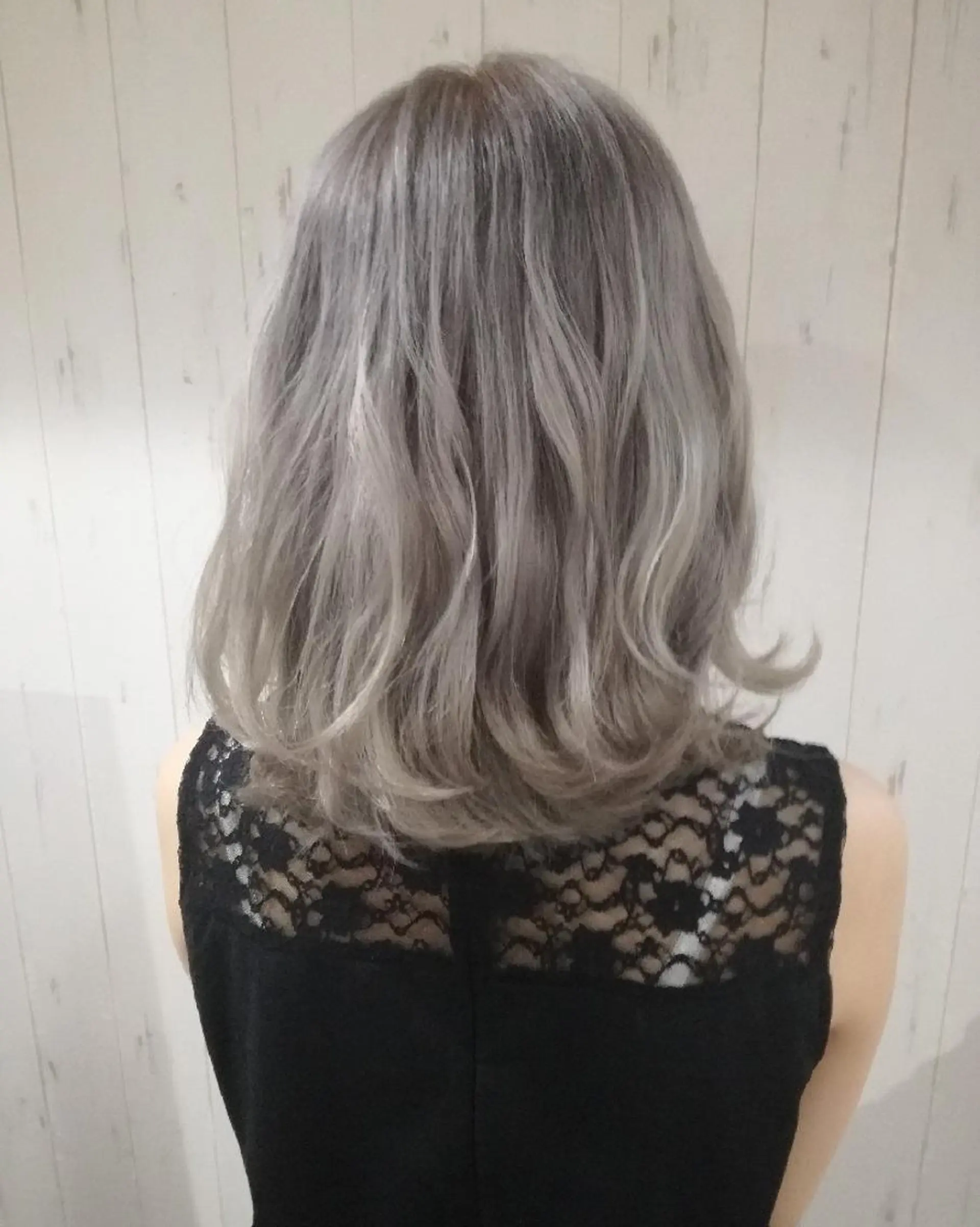 ミディアム カラー ブリーチ グレージュ 西川 敏夫のヘアスタイル