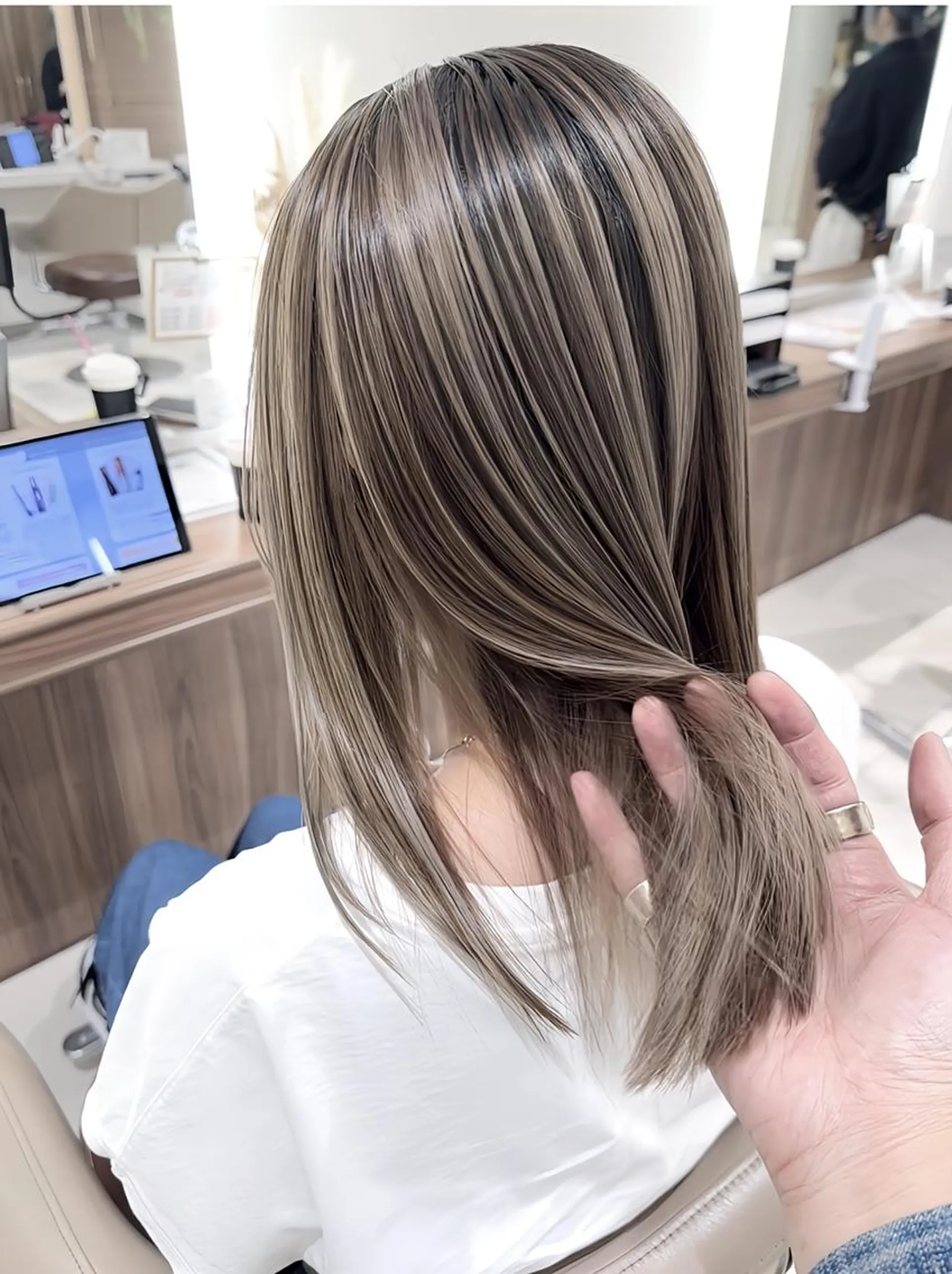 セミロング カラー バレイヤージュ 髪質改善 レイヤーカット カット ヘアカラー トリートメント 山崎俊輔/髪質改善 /バレイヤージュのヘアスタイル