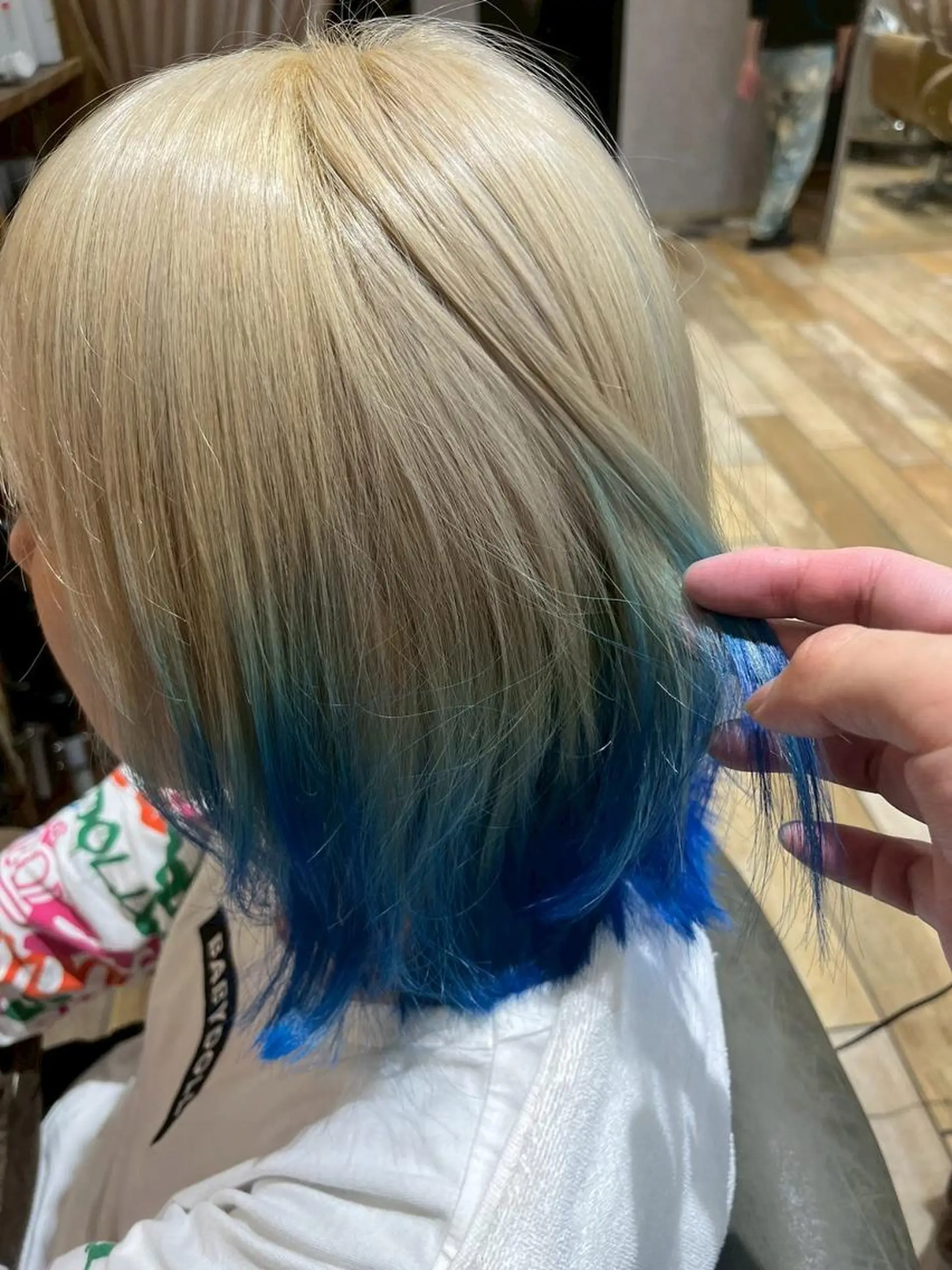 カラー ウルフカットデザイン カラー特化アールイーのヘアスタイル