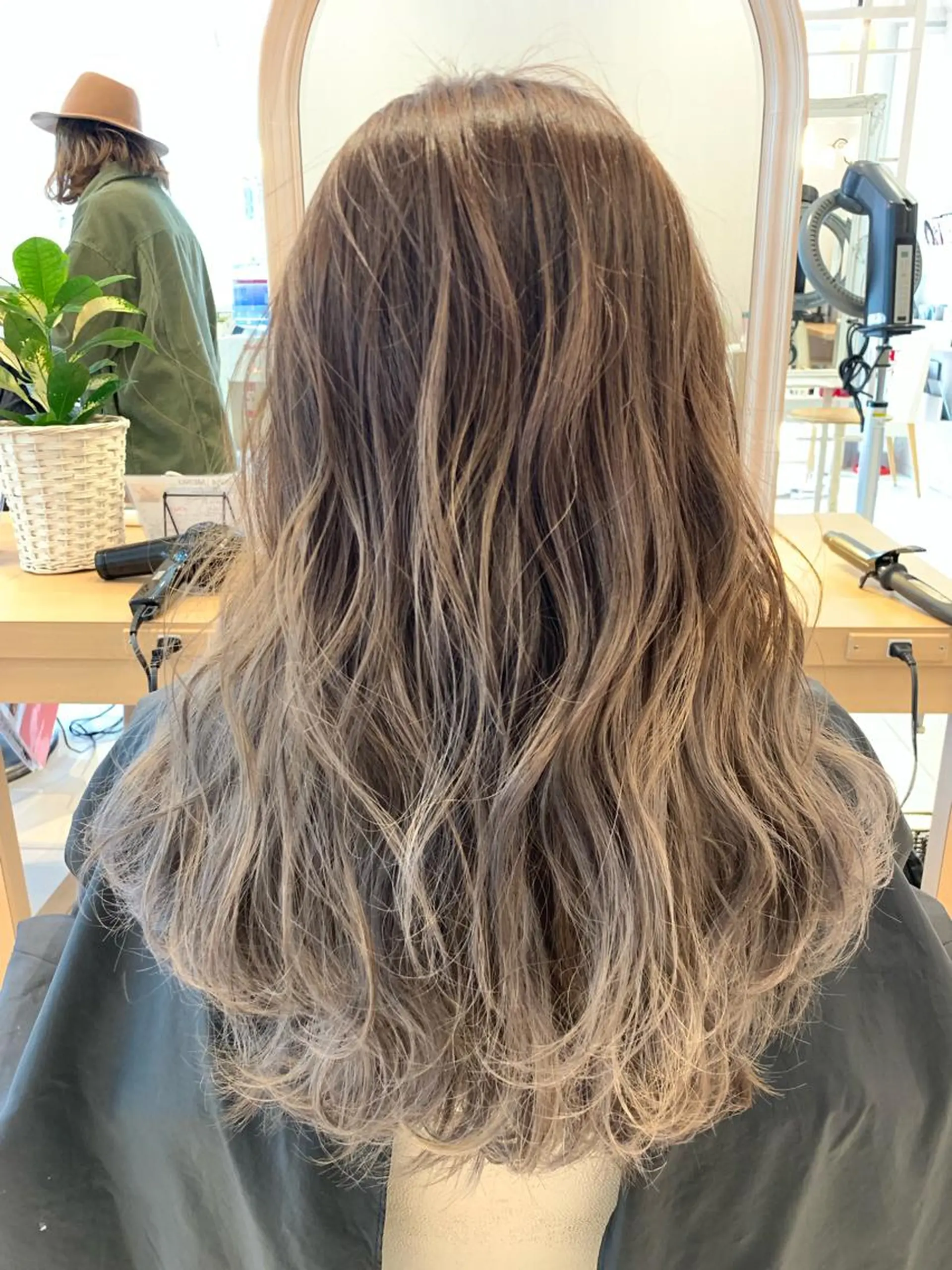 セミロング カラー ブリーチ グラデーションカラー 小田原NO1 美容師 飯田飛翔のヘアスタイル