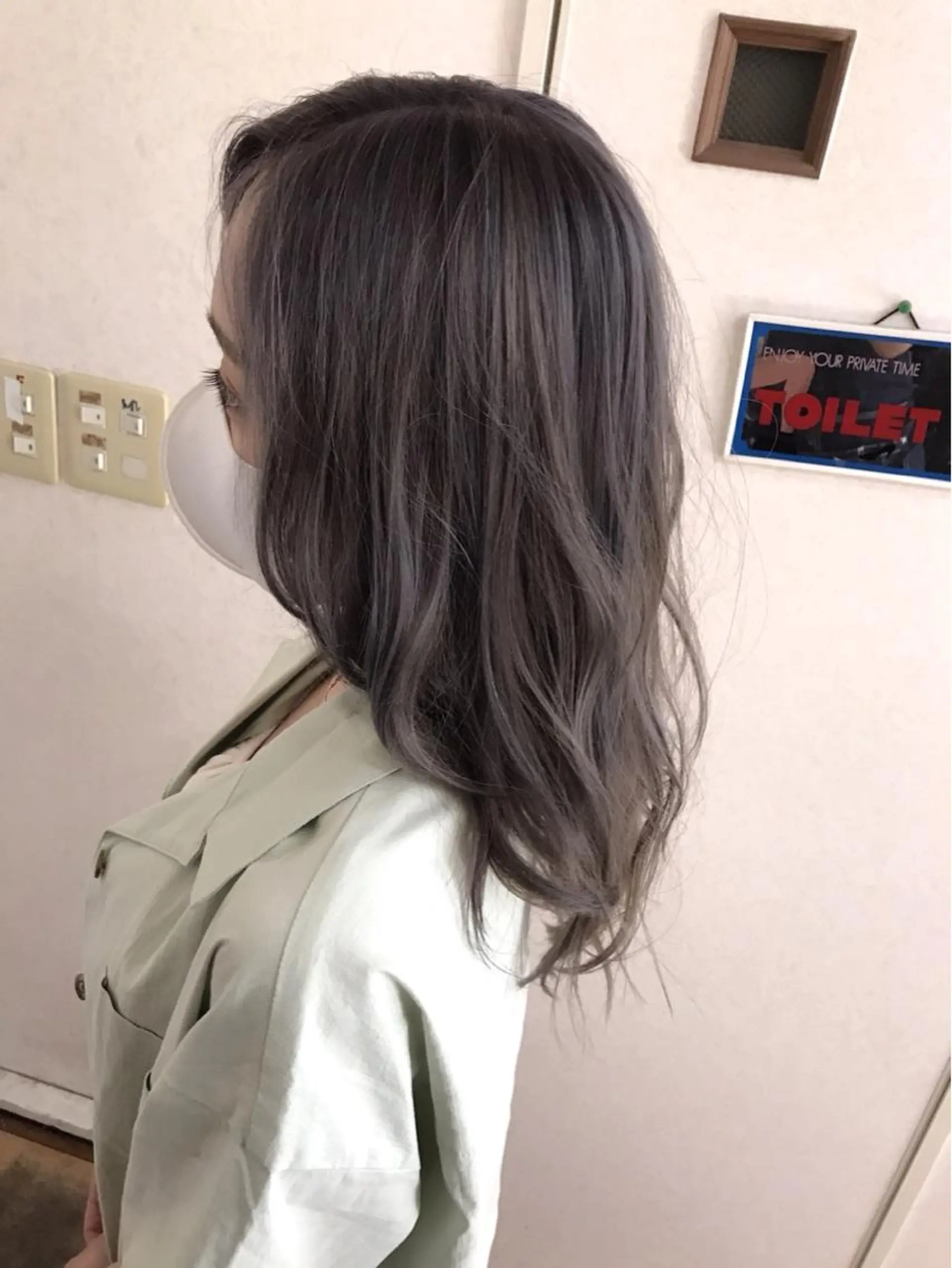セミロング カラー ヘアアレンジ ブリーチ ダブルカラー グレージュ シルバー シルバーグレージュ ヘアカラー トリートメント 三輪 太一のヘアスタイル