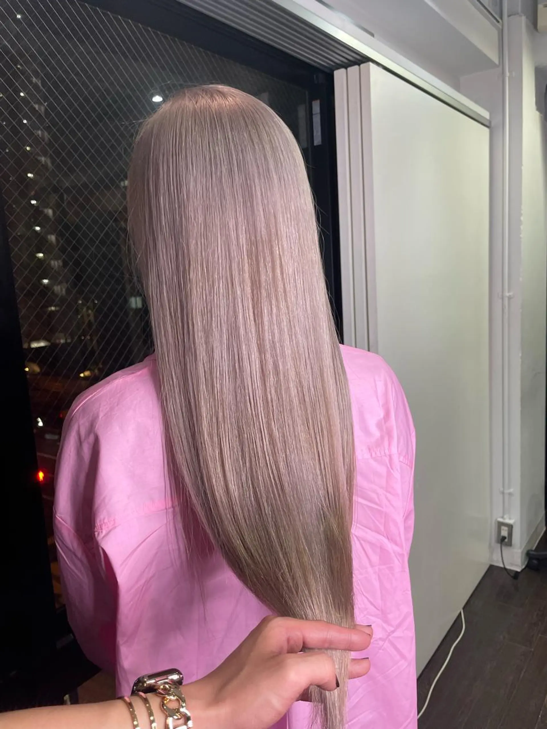 ロング カラー ヘアアレンジ ベージュカラー ブリーチ ハイトーンカラー ミルクティーベージュ ホワイトベージュ 安田和洋 ブリーチカラー特化のヘアスタイル