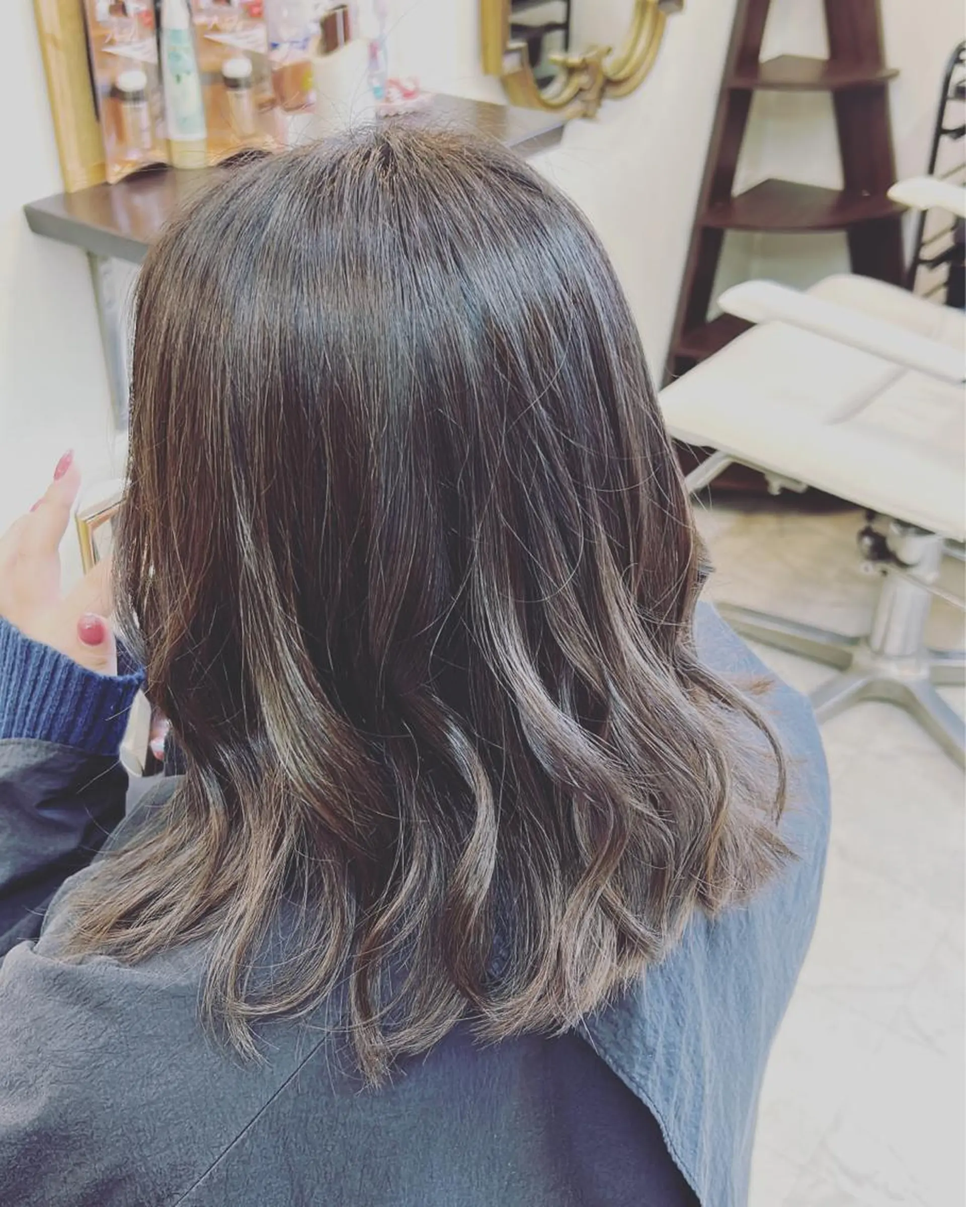ミディアム カラー あるす 美容室のヘアスタイル