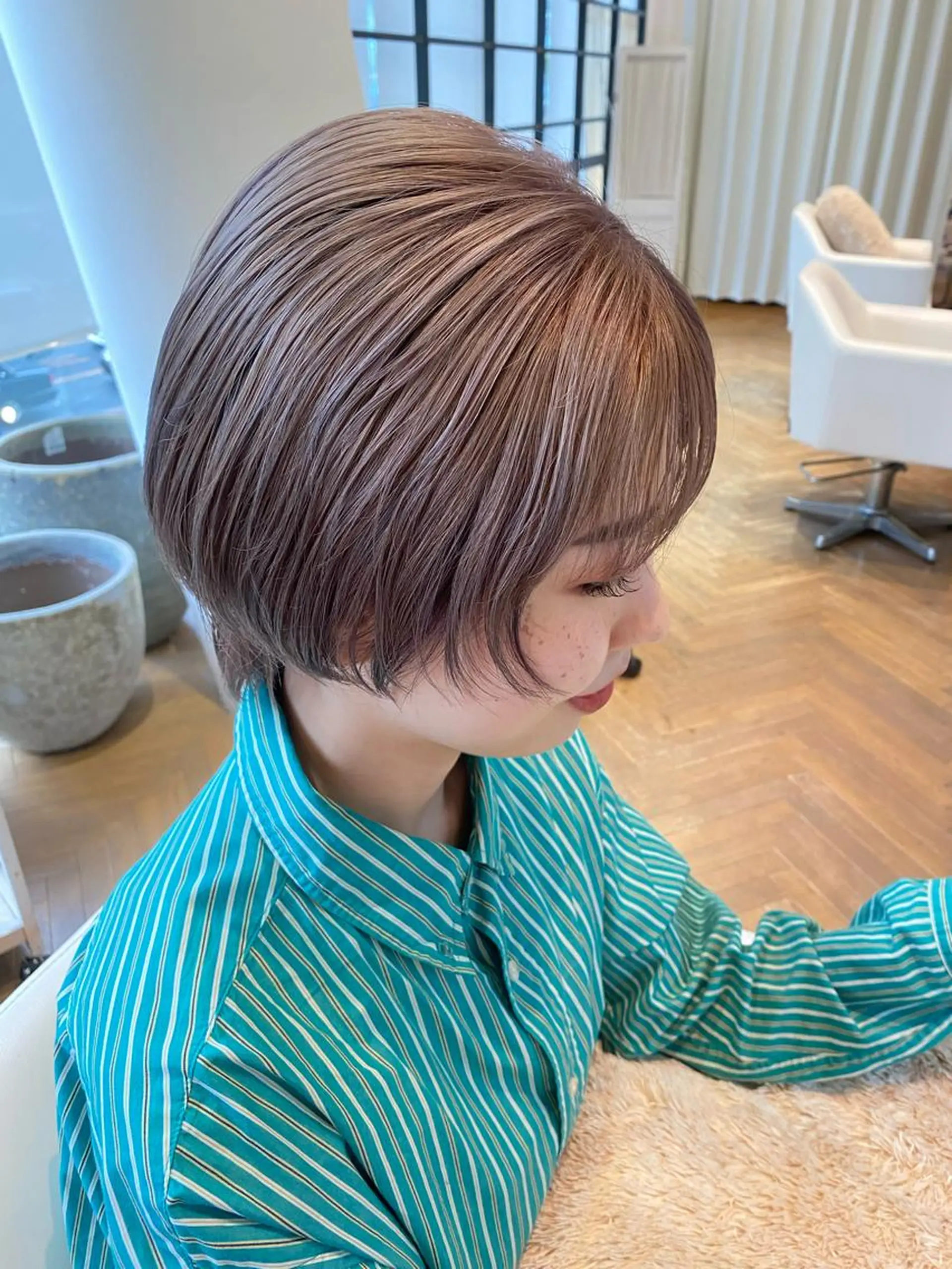 ショート カラー ブリーチ グレージュ 増井 彩乃のヘアスタイル