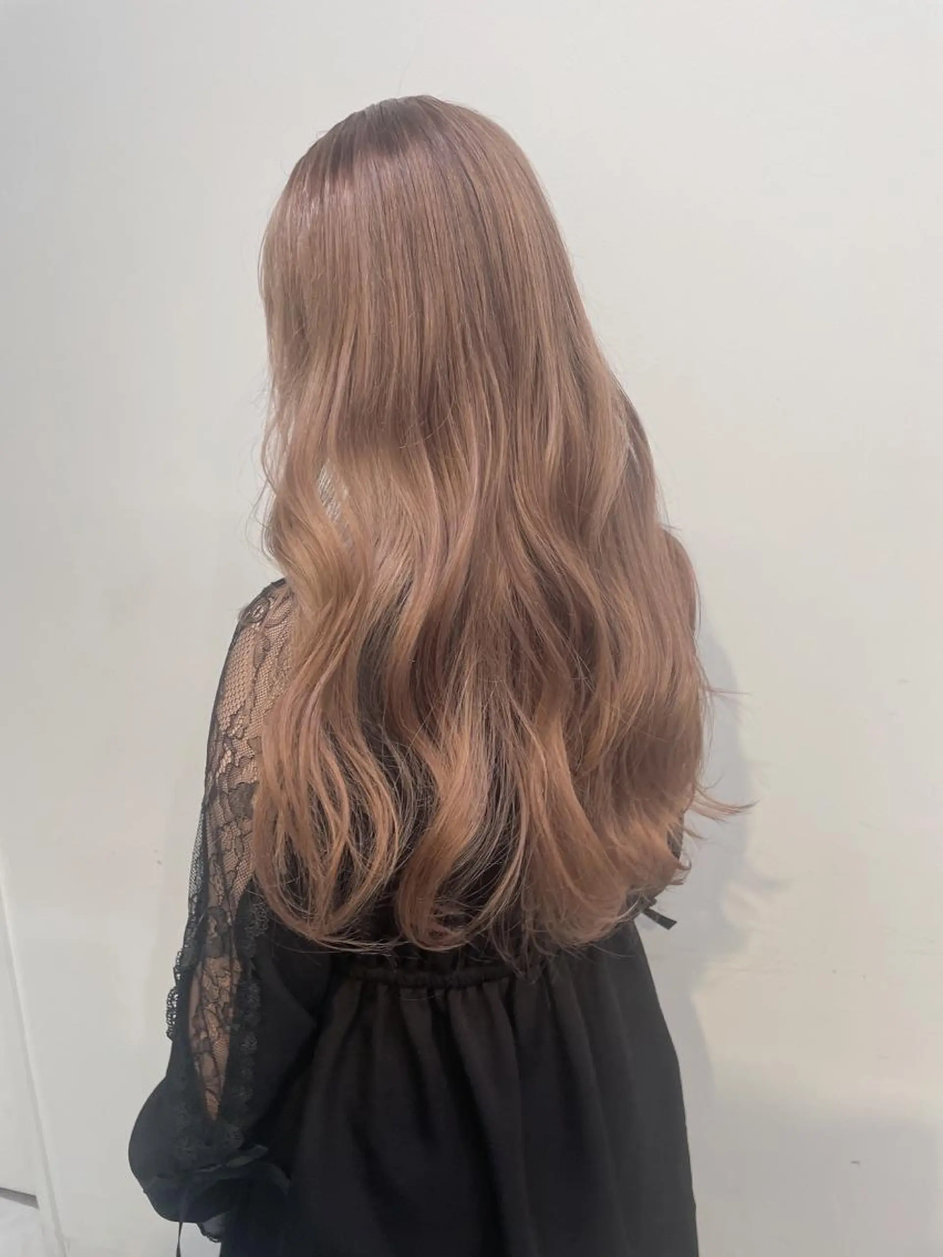 ミディアム カット ヘアカラー トリートメント サロウィン新宿三丁目East所属・顔周りレイヤー/新宿 /モテ艶カラー/航介のヘアスタイル