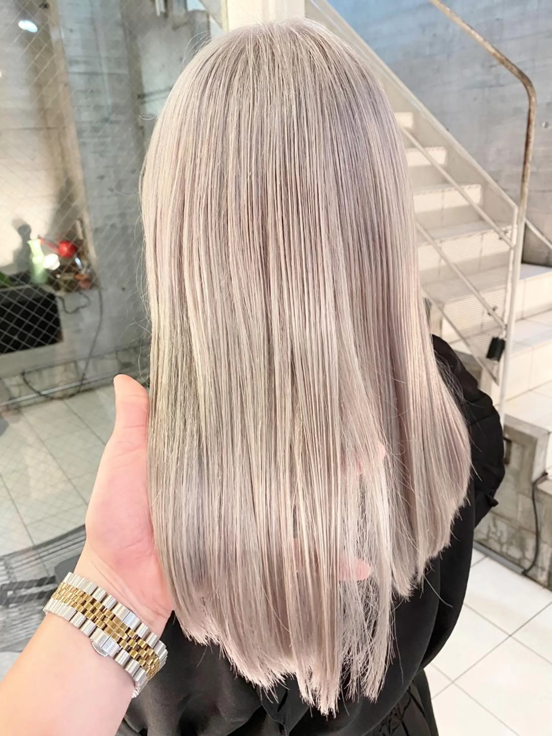 ミディアム 白髪ぼかし×デザイン 🕊️🫧ホウジョウのヘアスタイル