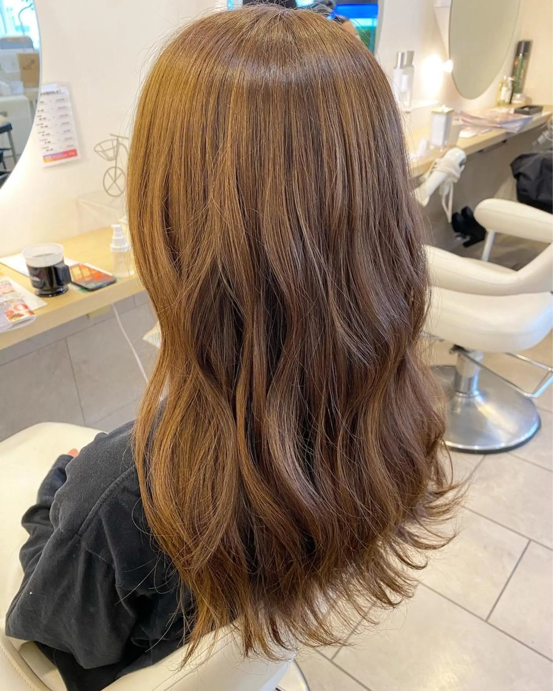 セミロング カラー パーマ アッシュ ベージュカラー カット ヘアカラー 伊庭 勇輝のヘアスタイル