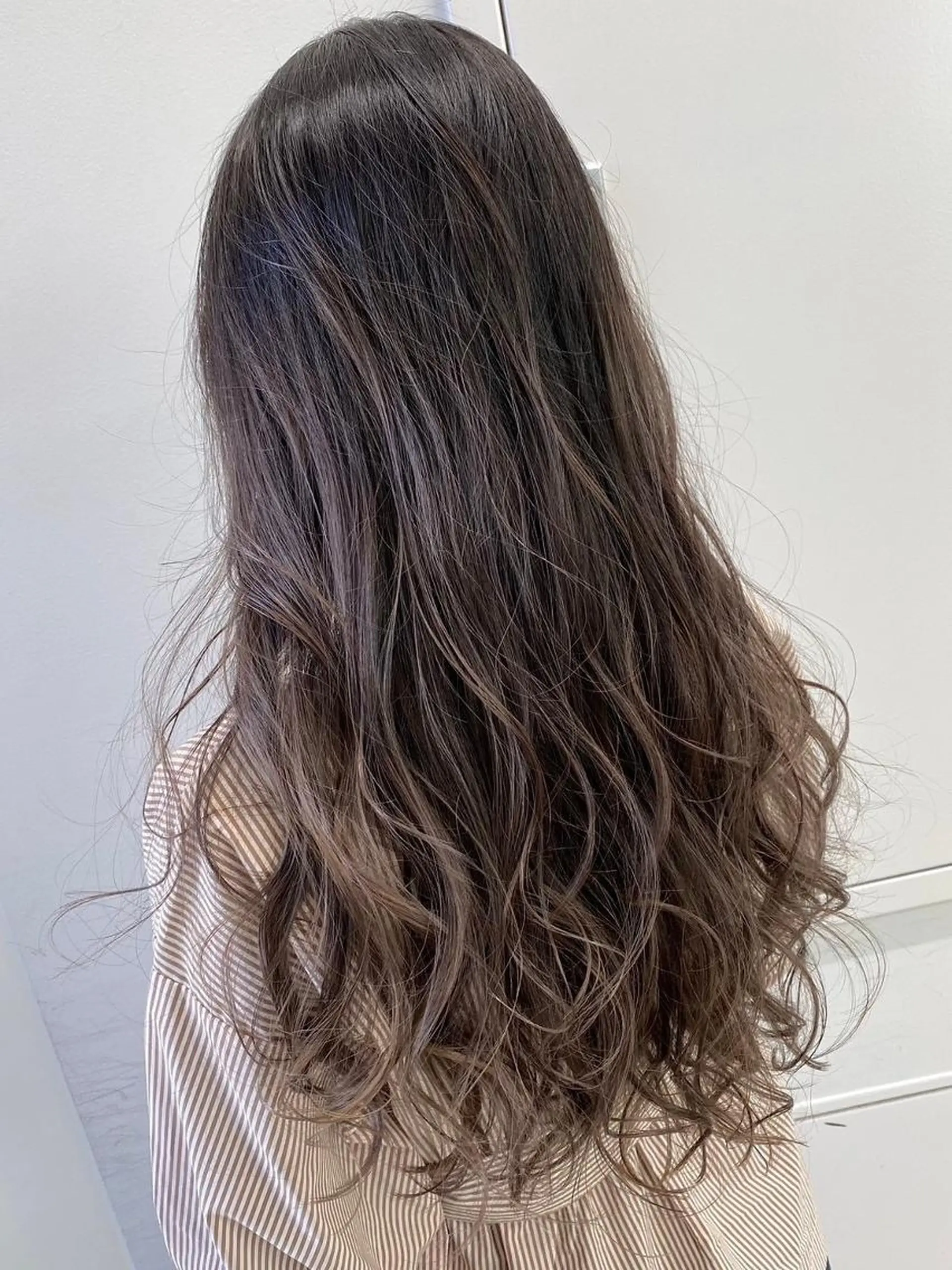 ロング カラー アッシュ 透明感カラー レイヤーカット 【公式】amble luxe 中野のヘアスタイル