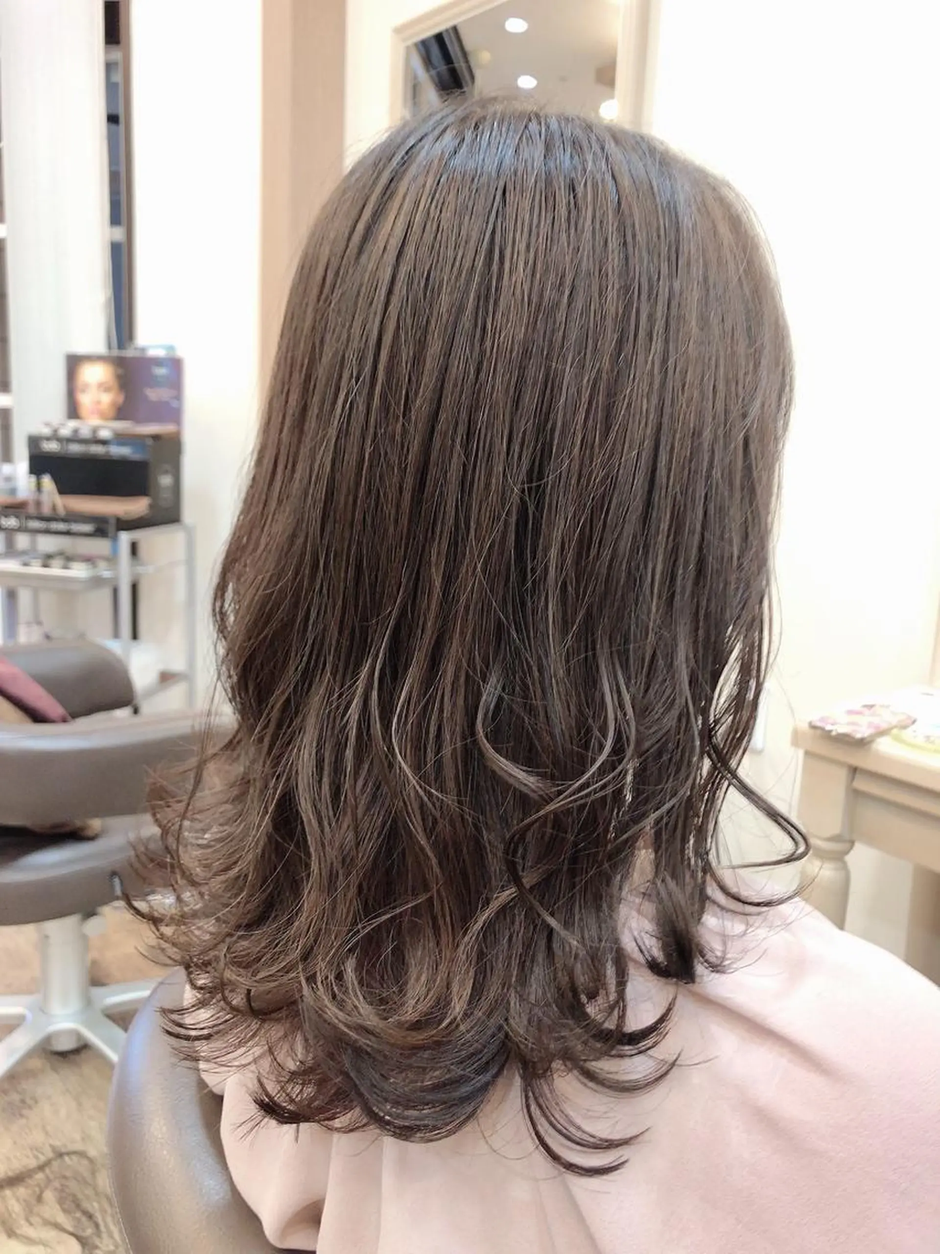 ミディアム カラー アッシュ グレージュ イルミナカラー 尚平 40代からの 髪質改善専門のその他イメージ