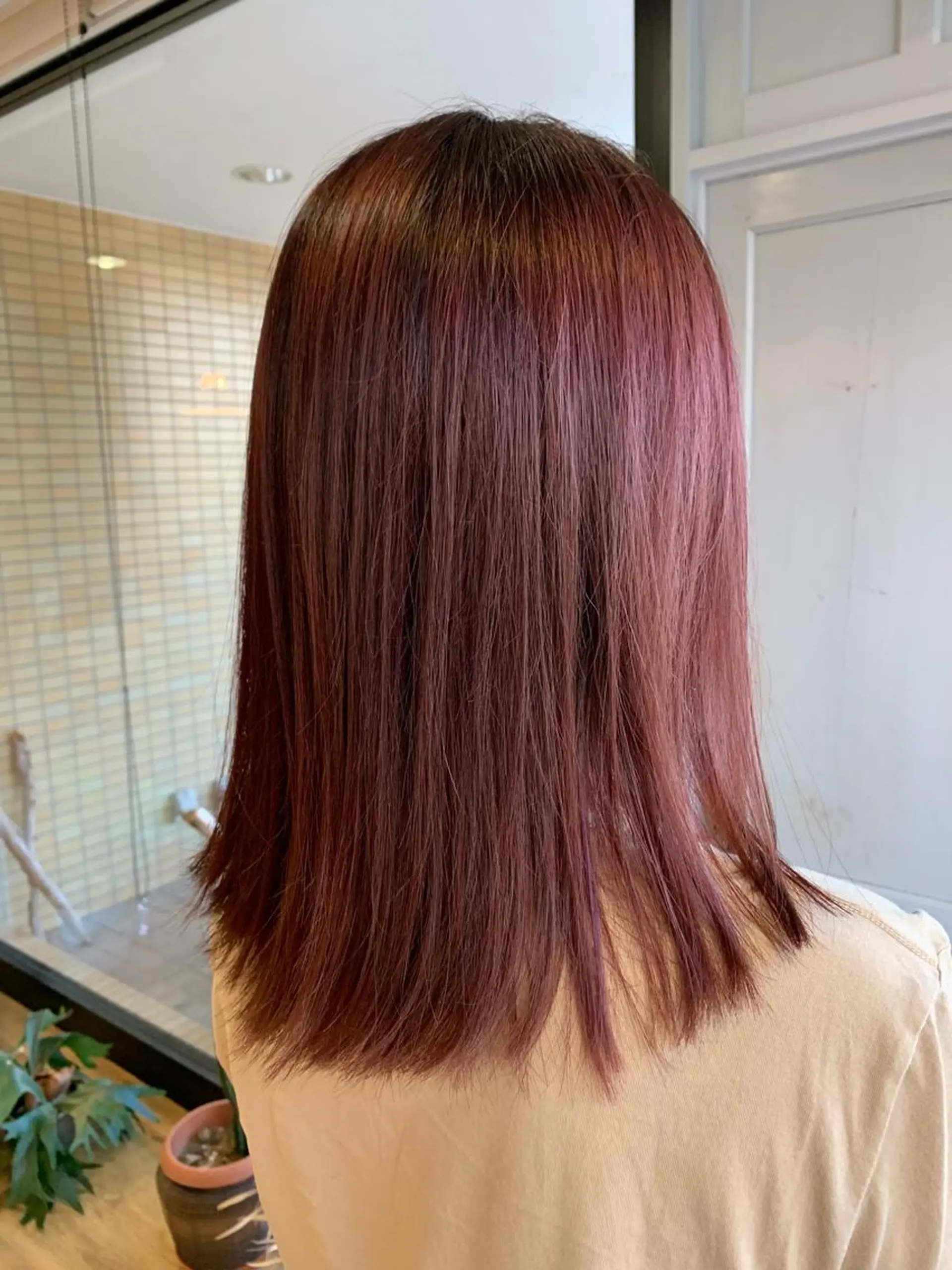 セミロング カラー ブリーチ ピンクカラー ツキダテ ユイのヘアスタイル