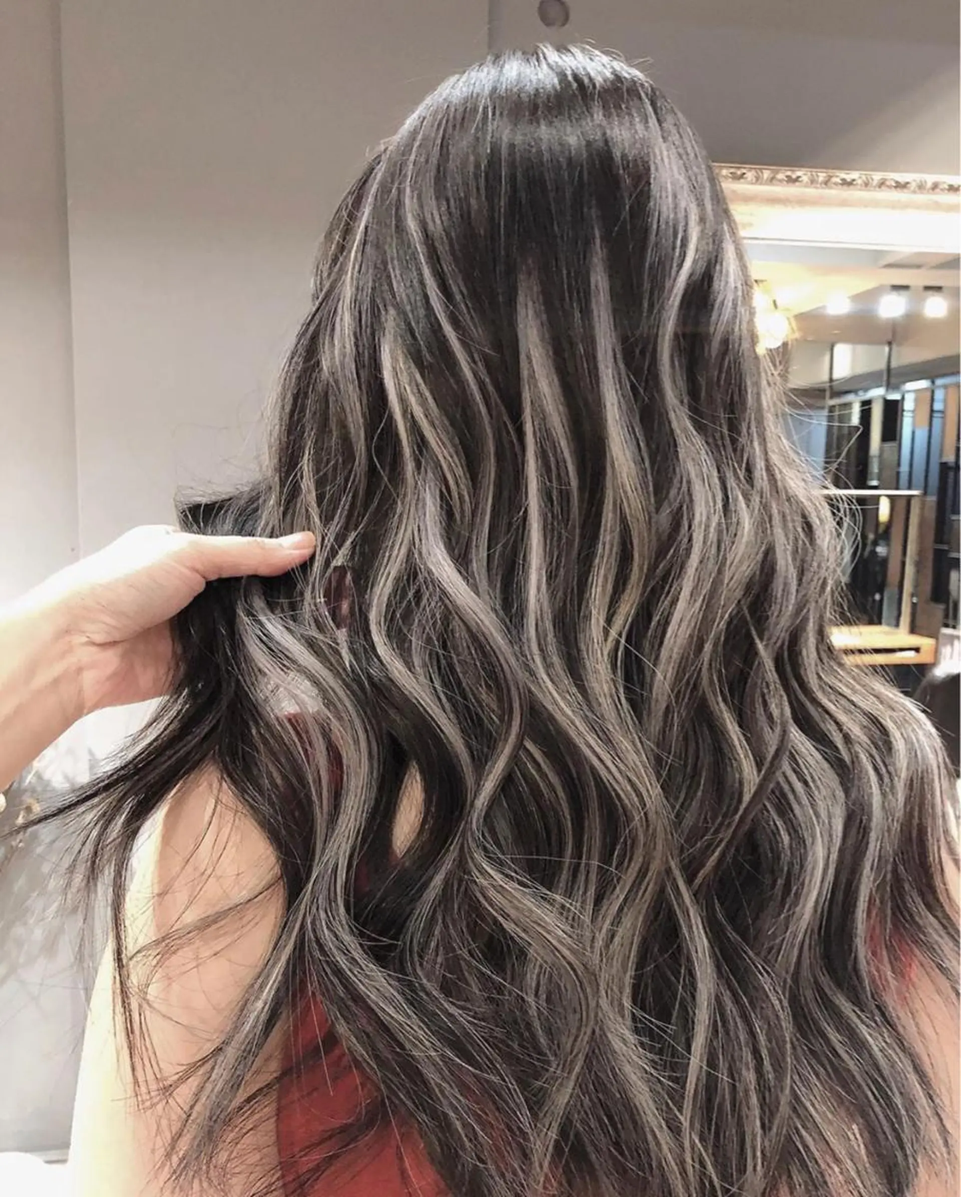 ロング アッシュ ハイライト レイヤーカット 韓国／ハッシュカット ／透明感カラー／金野のヘアスタイル
