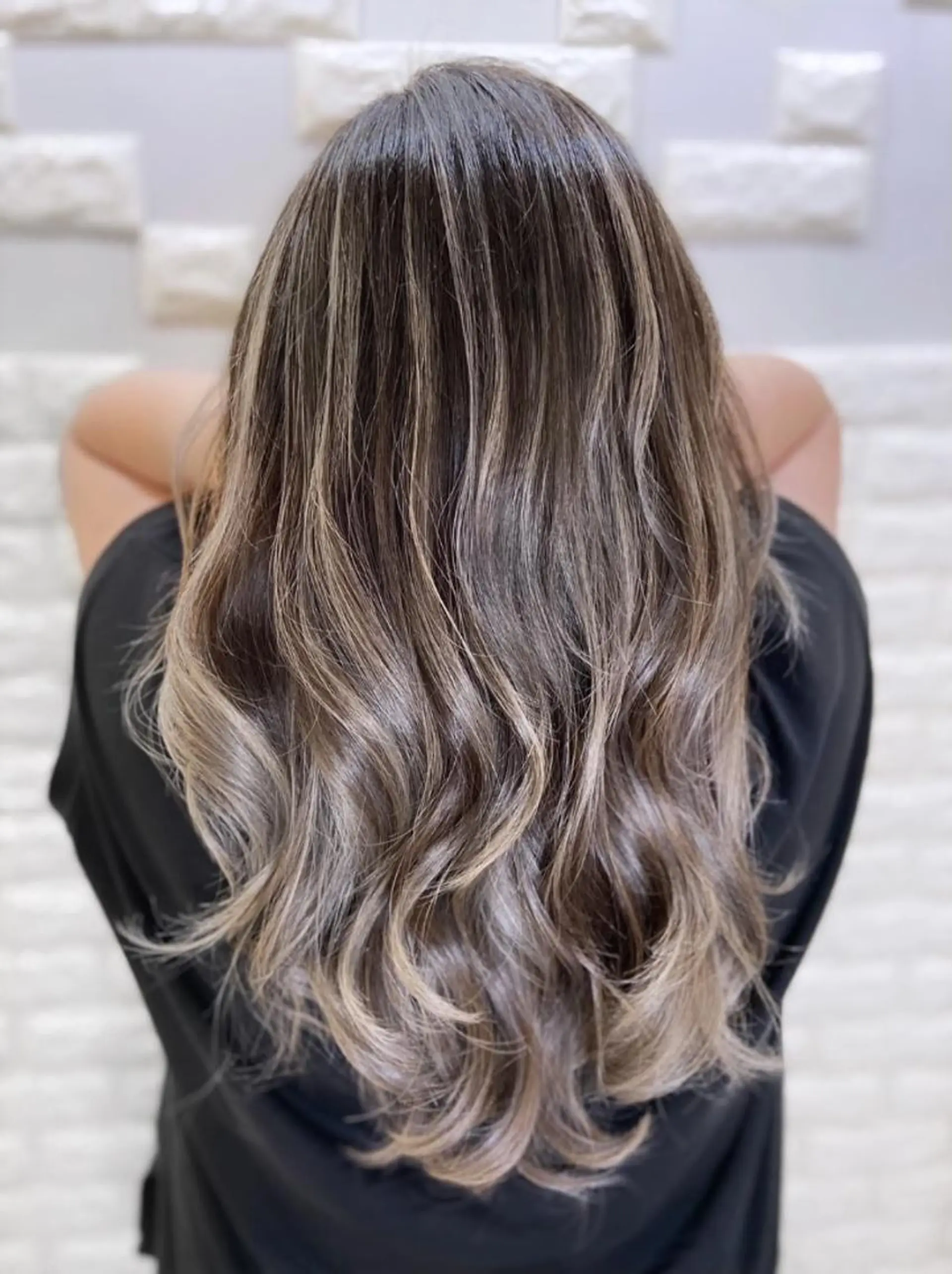 セミロング カラー ヘアアレンジ バレイヤージュ グラデーションカラー ハイライトカラー ハイライト レイヤーカット ヘアカラー トリートメント 次世代シールエクステ 錦糸町 小泉 朋之のヘアスタイル