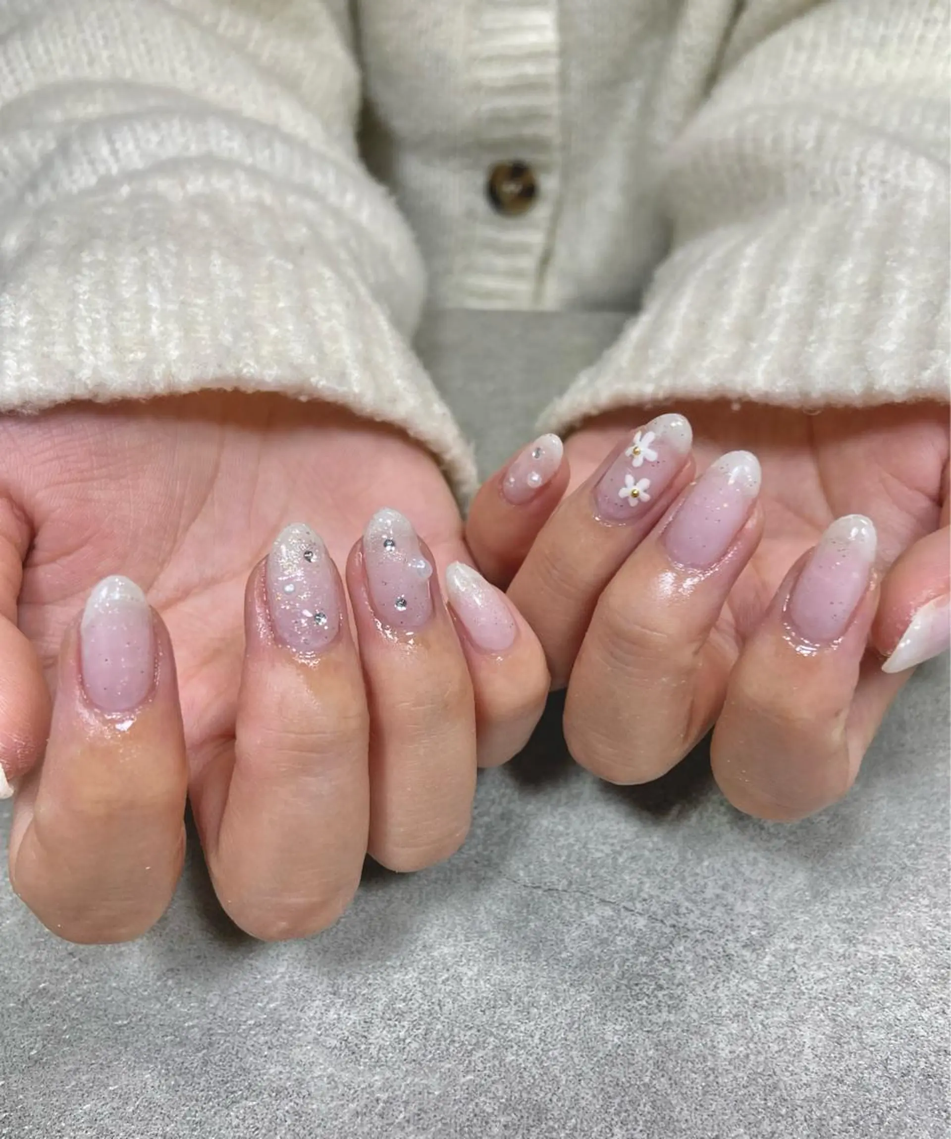 ネイル フラワーネイル キラキラネイル ラメ(グリッター) ワンホンネイル ホワイト salon de oct.のネイルデザイン