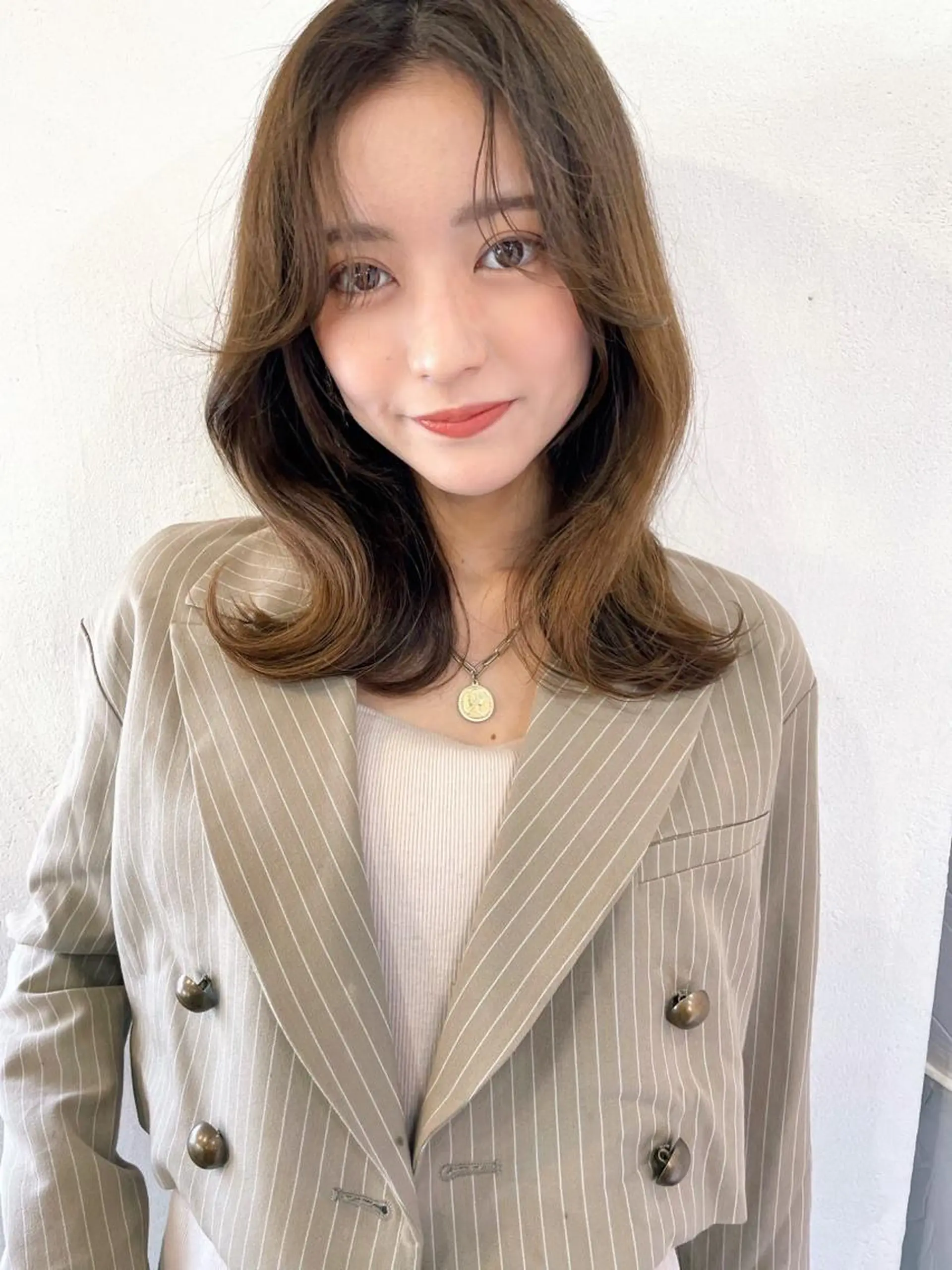 ミディアム レイヤーカット、 大人可愛い　中村美羅のヘアスタイル