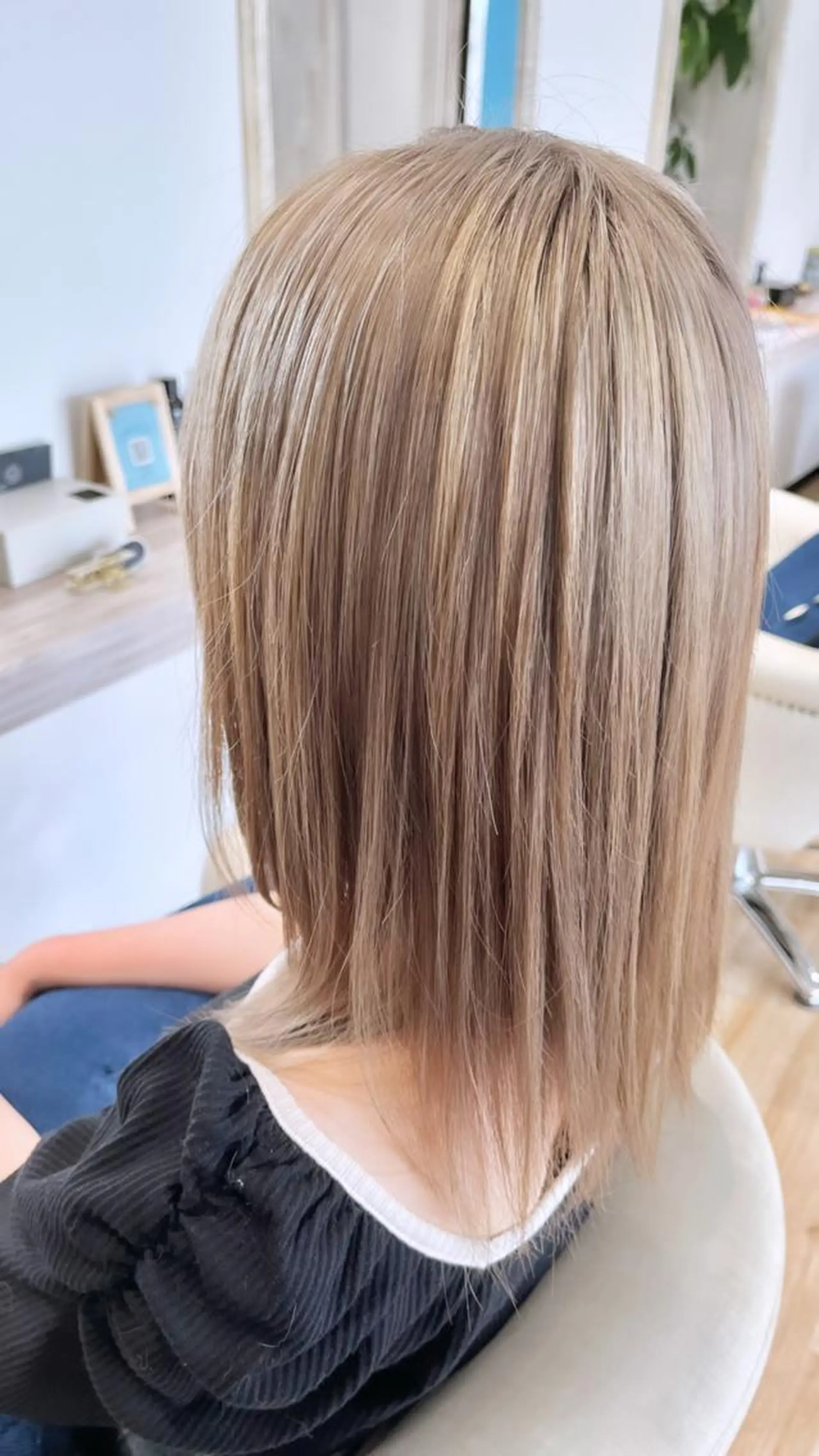 セミロング カラー ベージュカラー ブリーチ ハイトーンカラー Atelier所属・Atelier 大内のヘアスタイル