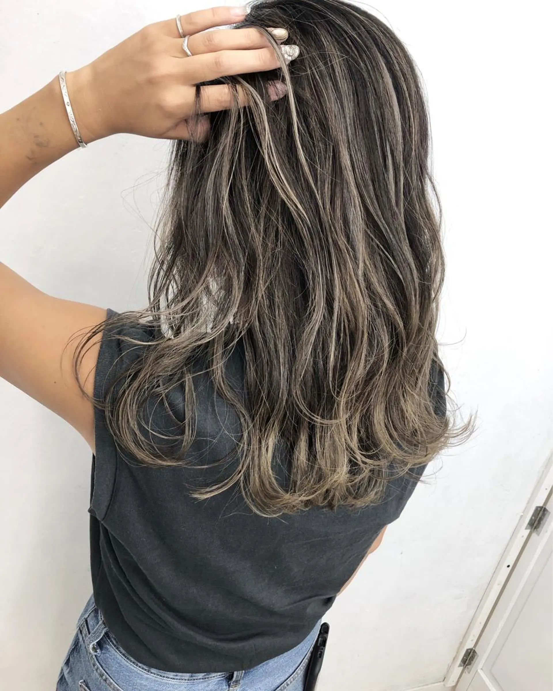 セミロング カラー ヘアカラー トリートメント ブリーチカラーレイヤ ーカット🦋annaのヘアスタイル