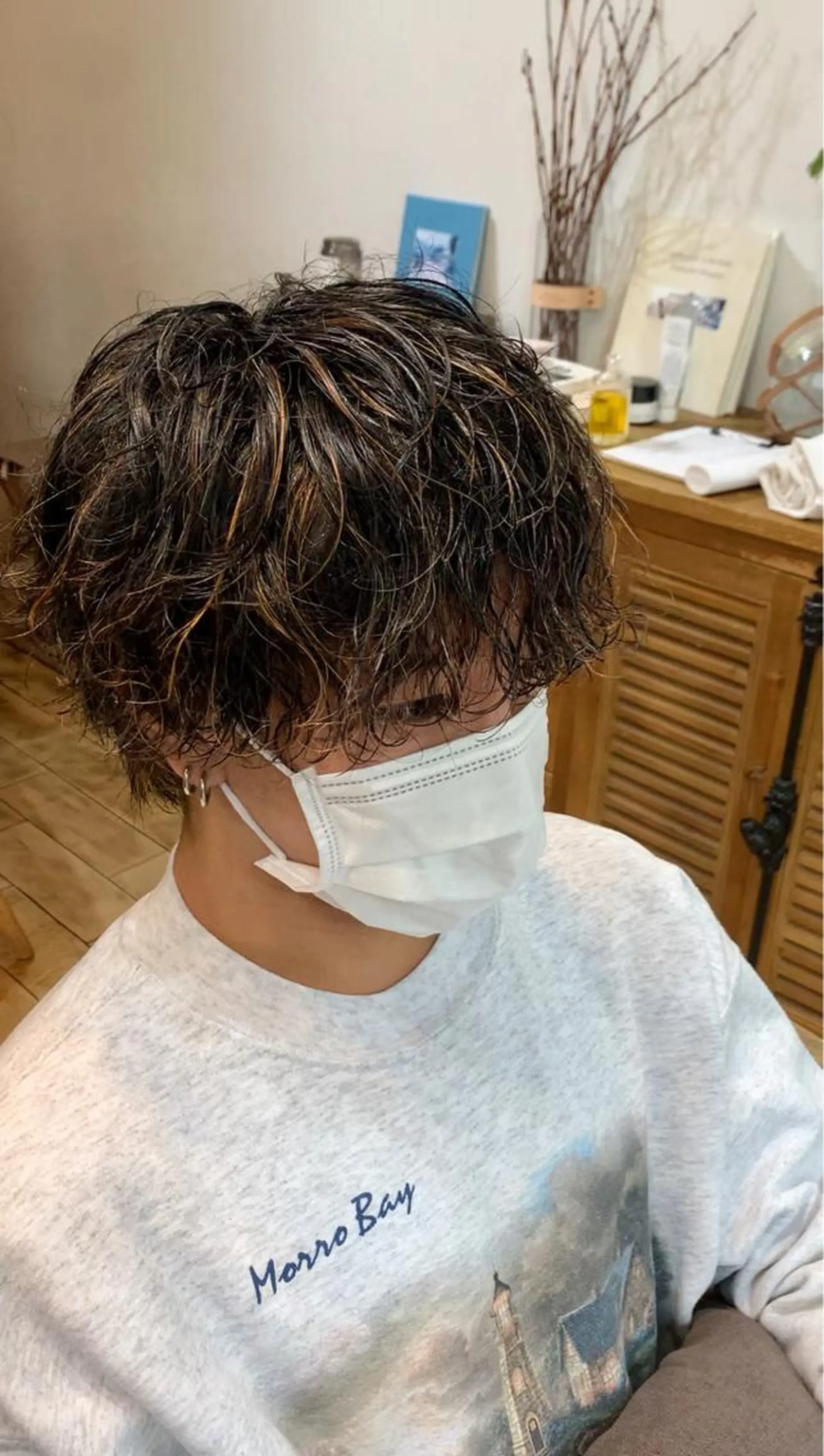 ショート カラー パーマ メンズ メンズブリーチ センターパート フェードカット メンズハイライト メンズハイトーン メンズStylist 山根慧のヘアスタイル