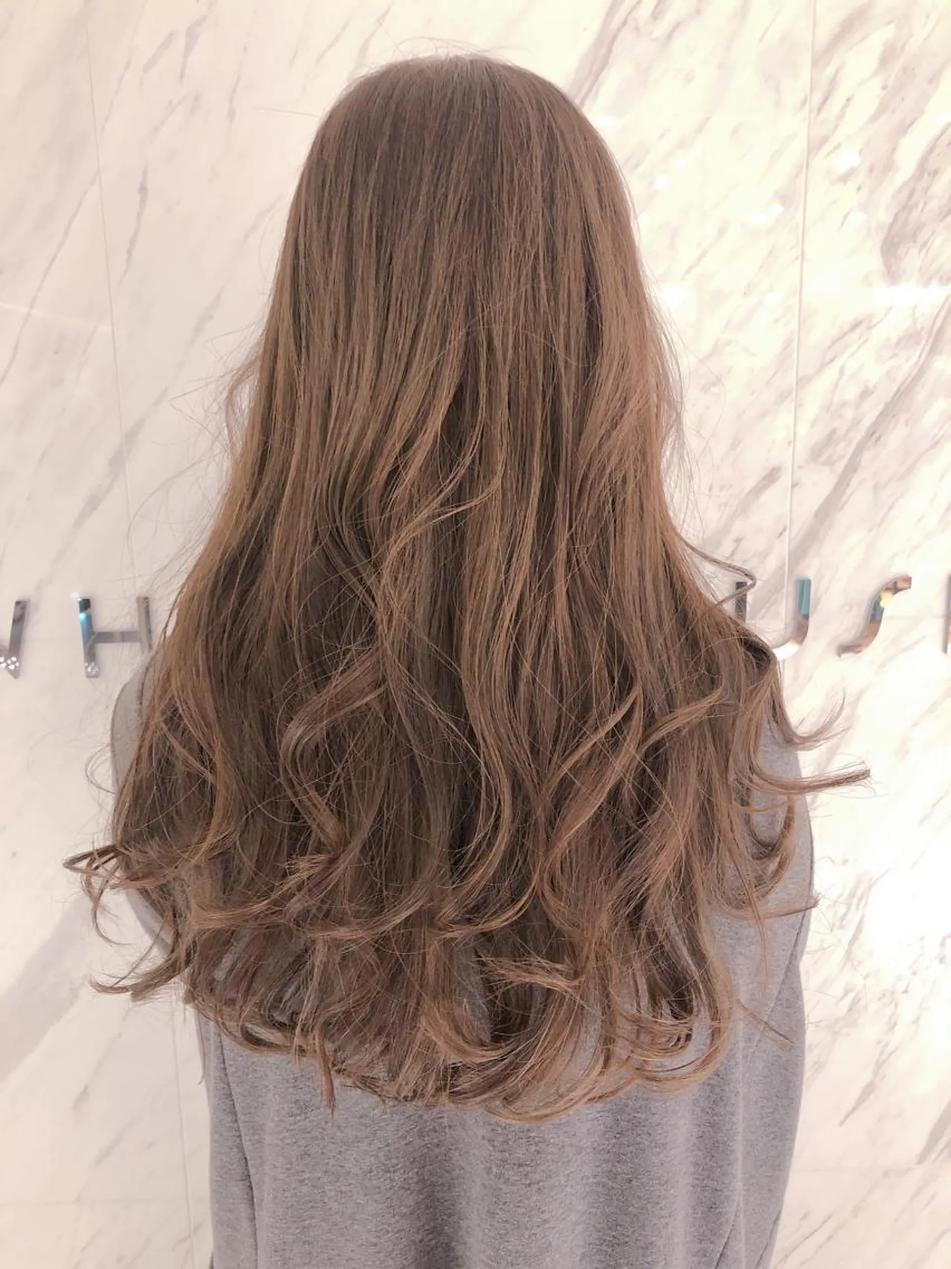 ロング カラー アッシュ ベージュカラー ハイライトカラー ハイライト ブリーチカラー 美髪矯正takaraのヘアスタイル