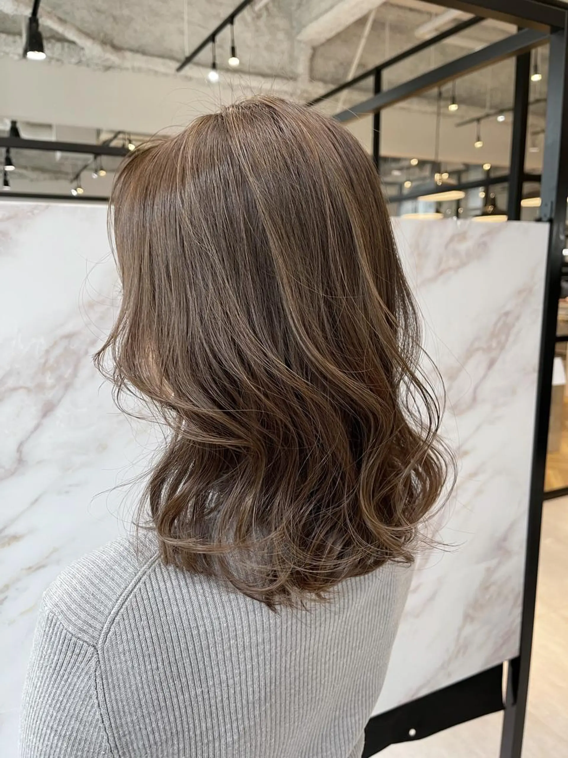 セミロング カラー biscohair 髪にドラマを。のヘアスタイル