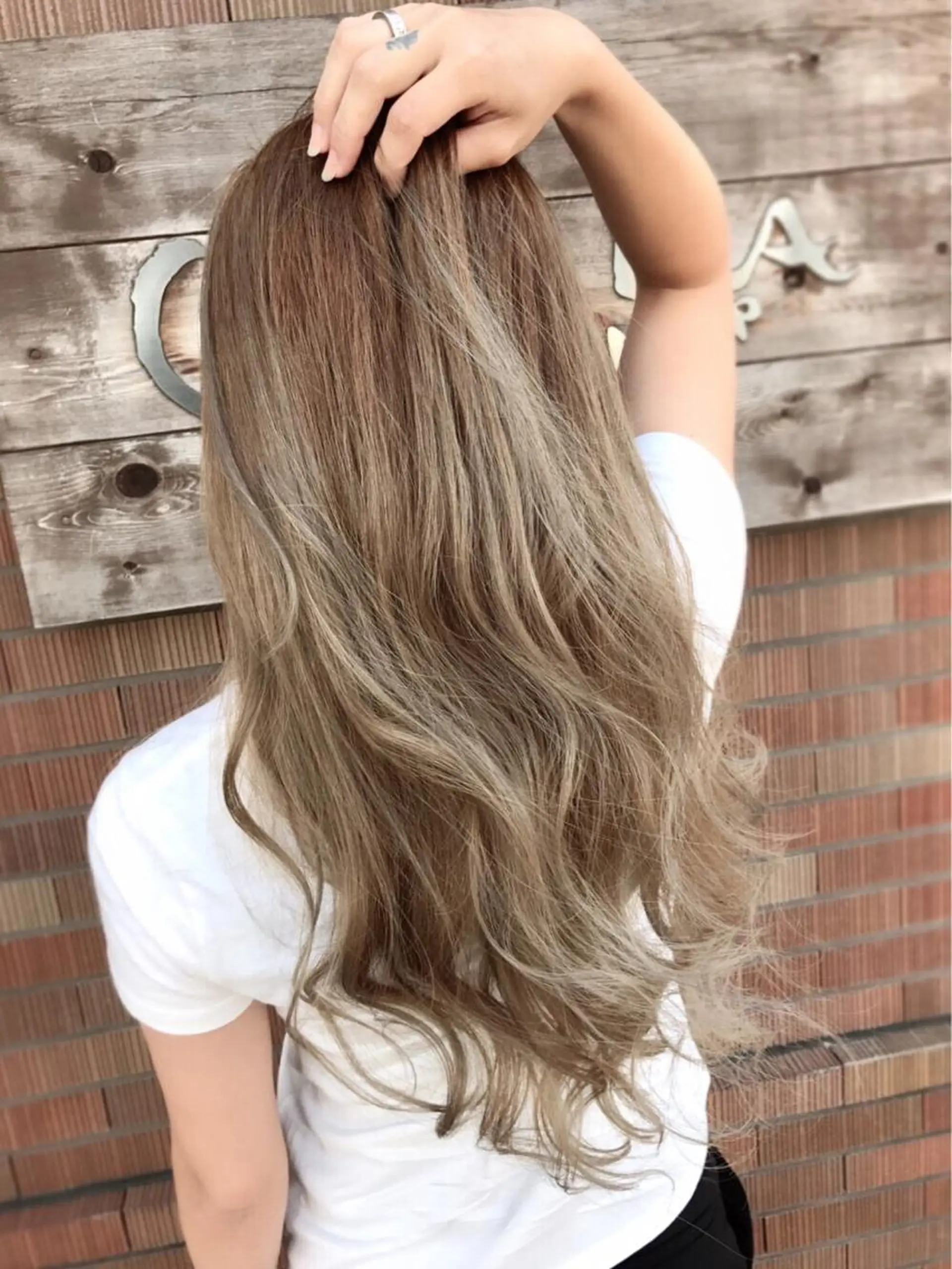 ロング カラー ネイル マツエク・マツパ バレイヤージュ グレージュ レイヤーカット 30代からの上質な ヘアケア  大西のヘアスタイル