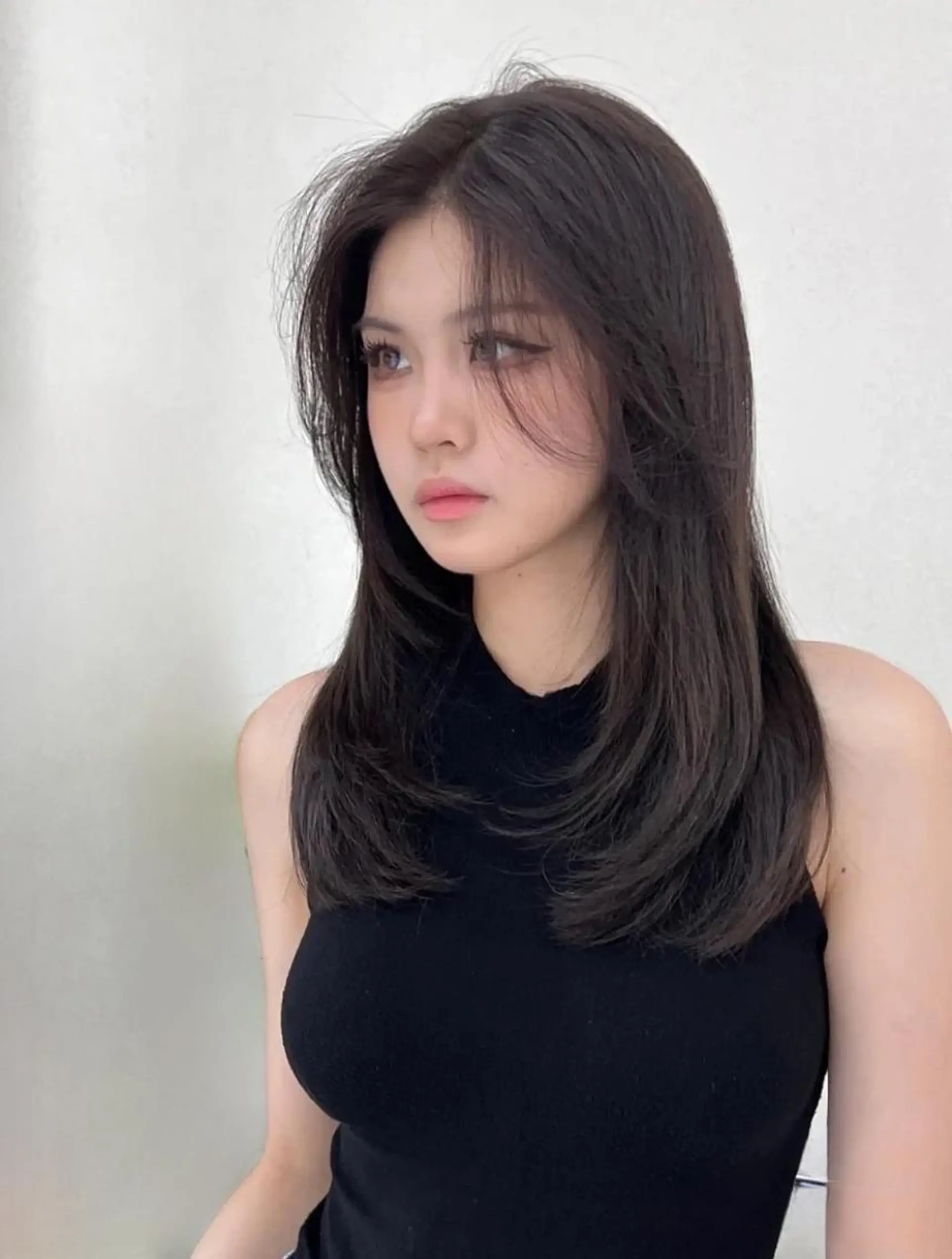 セミロング カラー ベージュカラー ブリーチ イヤリングカラー 韓国風カラー ブリーチなしカラー カット ヘアカラー トリートメント 鈴木 一貴のヘアスタイル