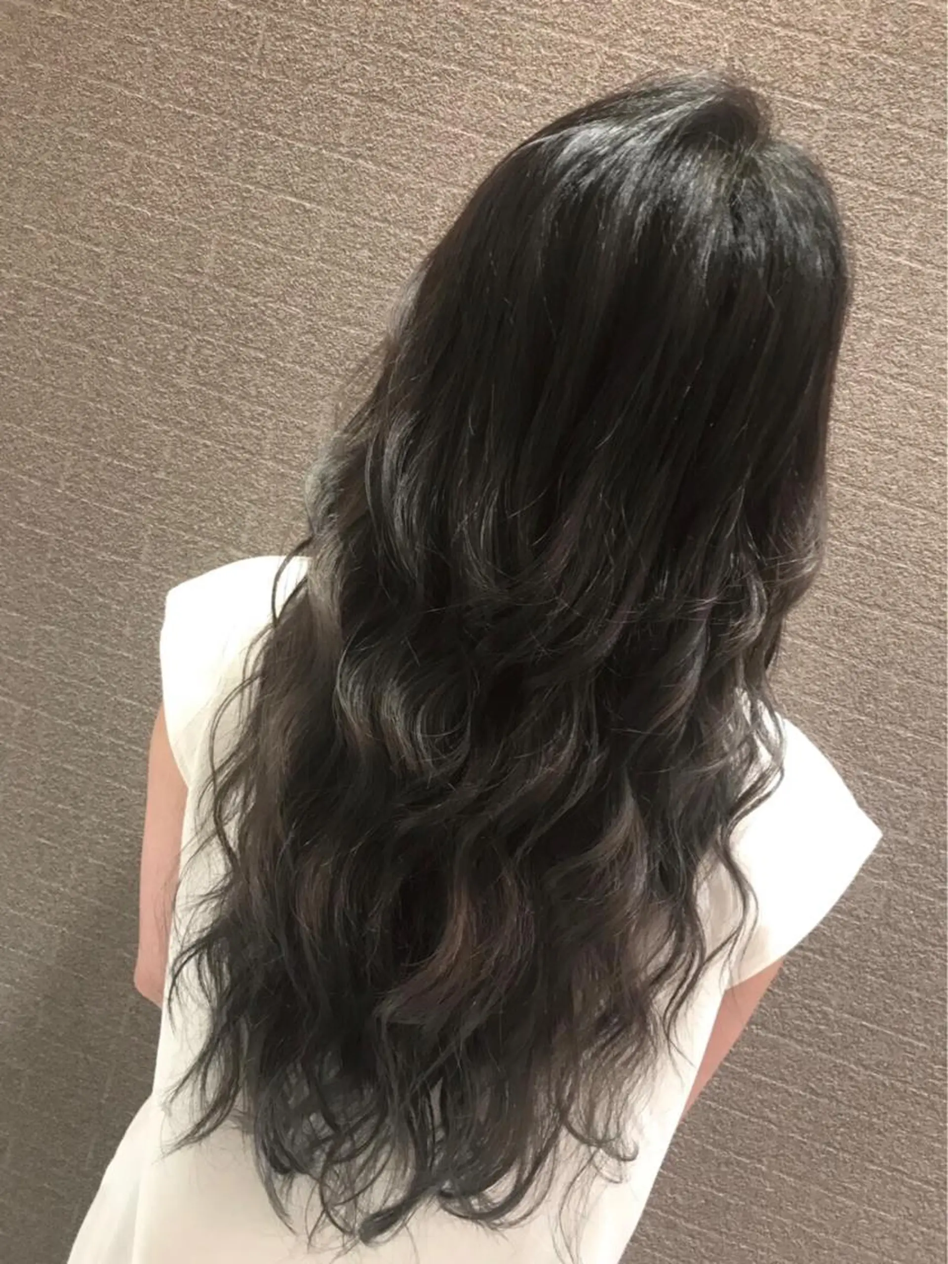 ロング カラー ヘアアレンジ バレイヤージュ レイヤーカット NEO Beauty Salon所属・𝐍𝐄𝐎 𝐉𝐔𝐑𝐈のネイルデザイン