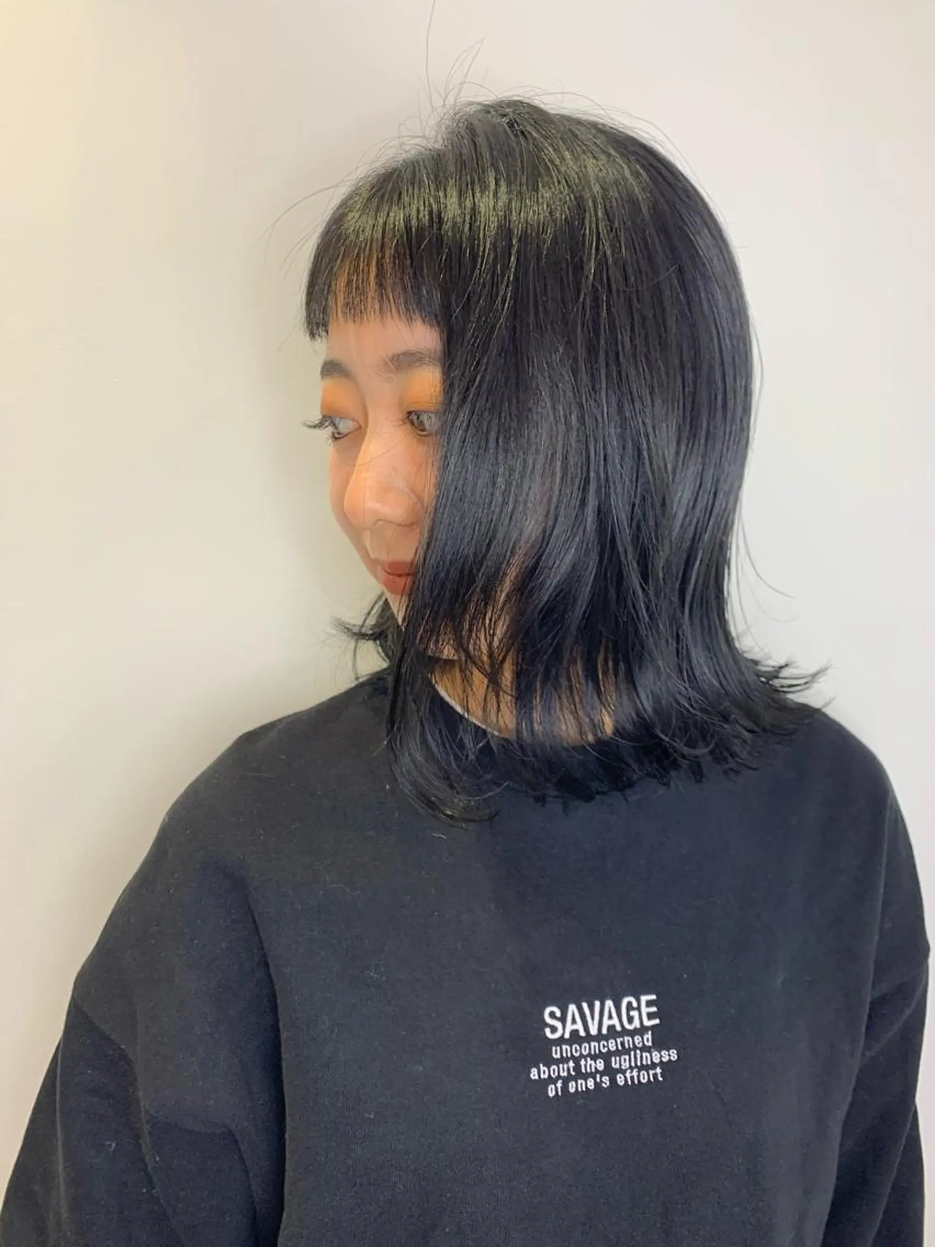 ミディアム カラー ブリーチ ブルーカラー ネイビーカラー ブリーチなしカラー パーマ/レイヤー/ ボブ/豊浦翔太のヘアスタイル