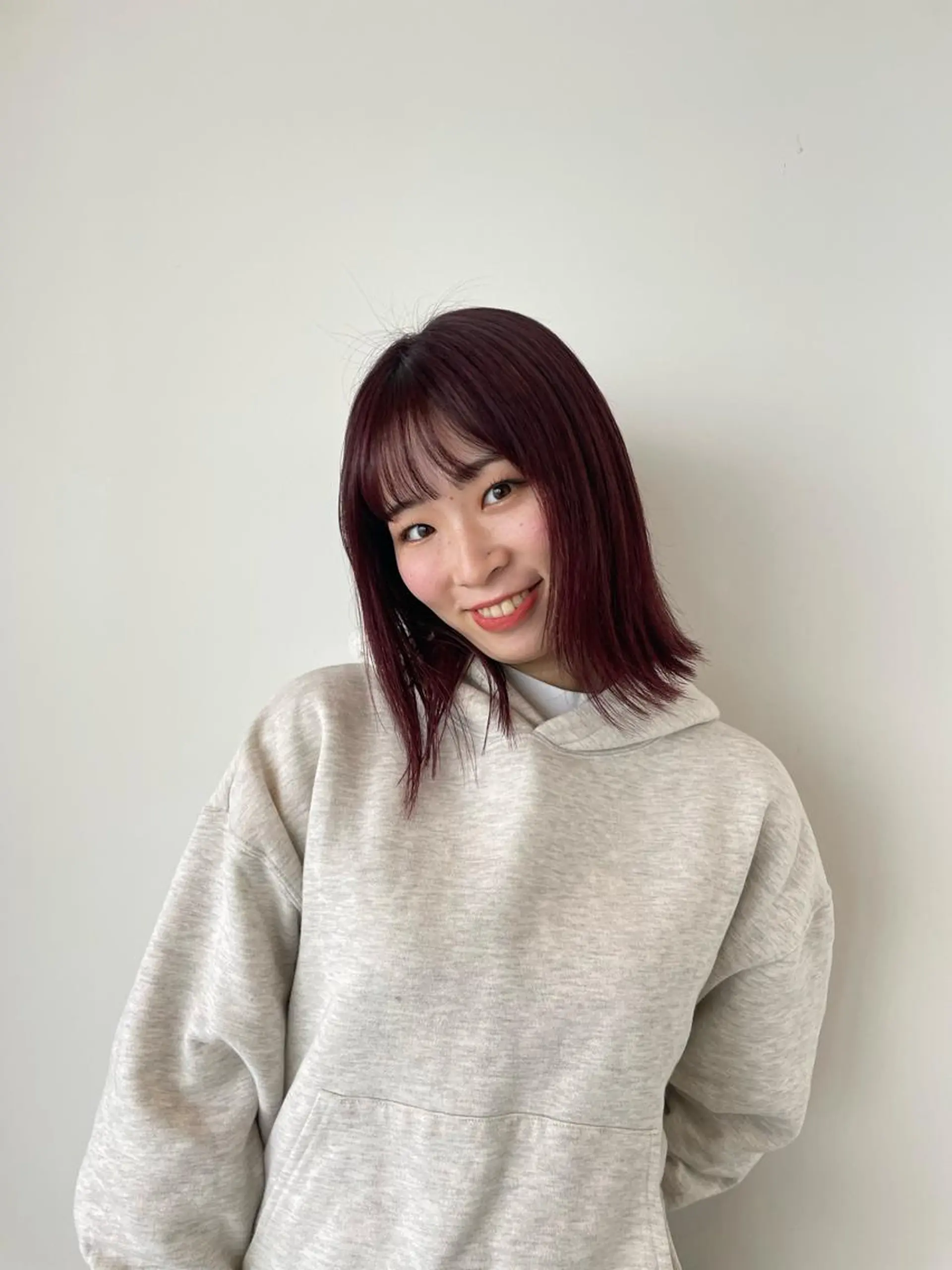 ミディアム 柿坂 華のヘアスタイル