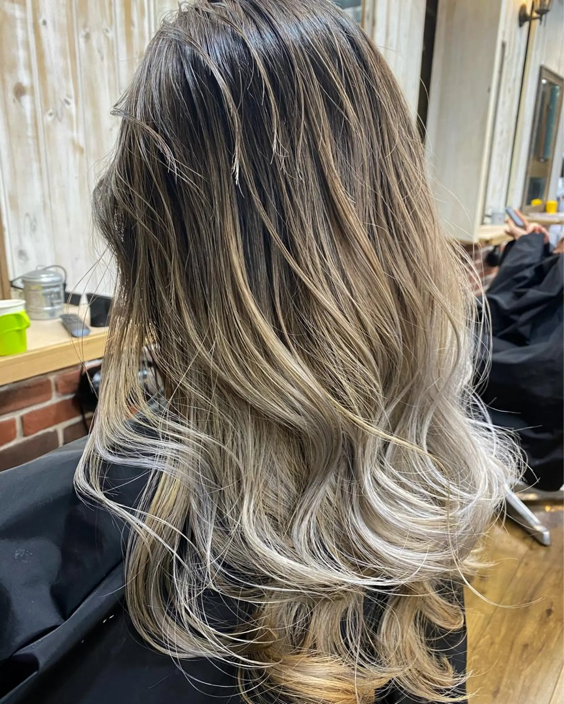 ロング アッシュ ハイライト レイヤーカット 大久保寿高✨ なりたい色を叶える✨のヘアスタイル