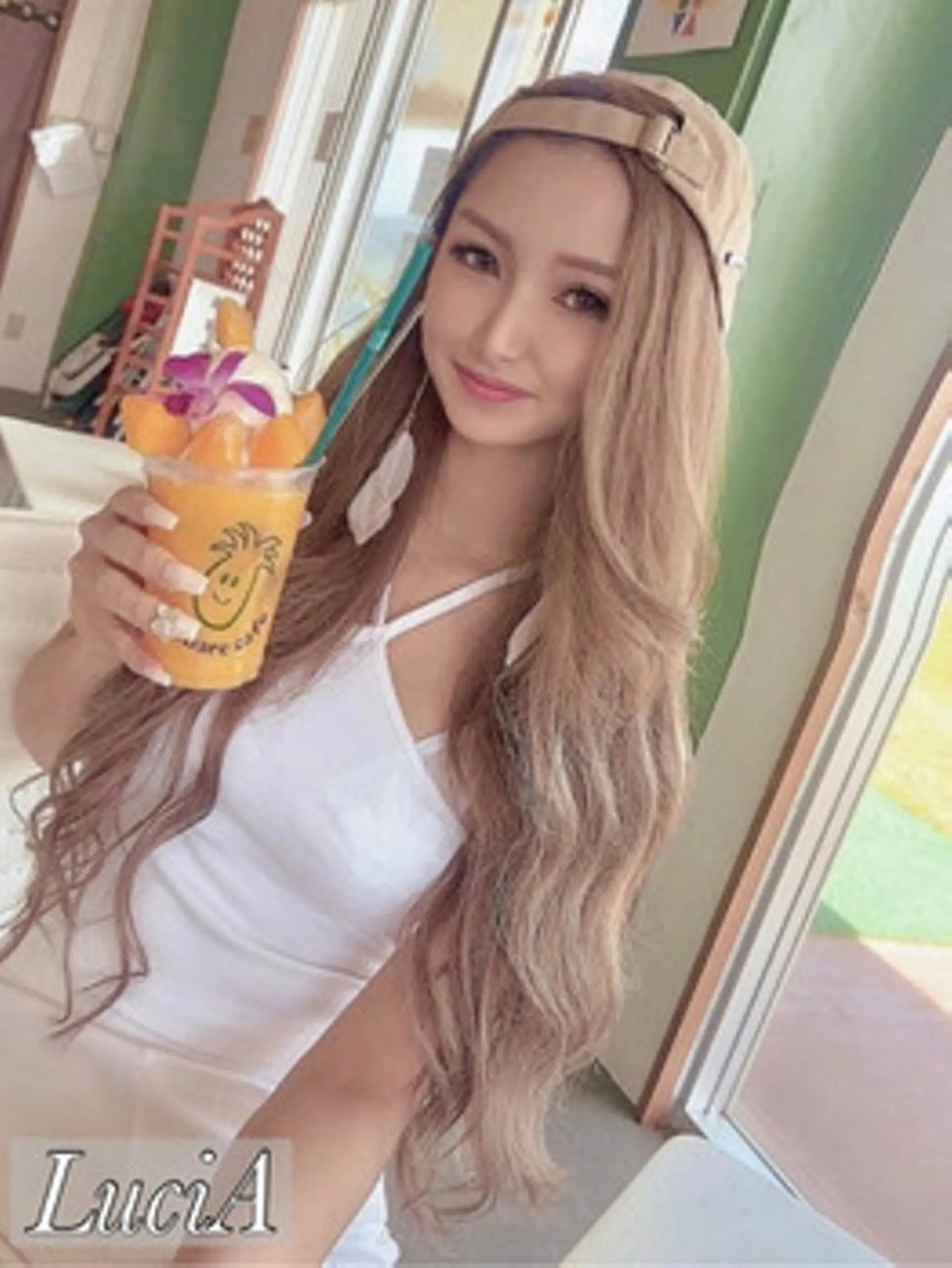 ロング LuciA エクステカラーのヘアスタイル