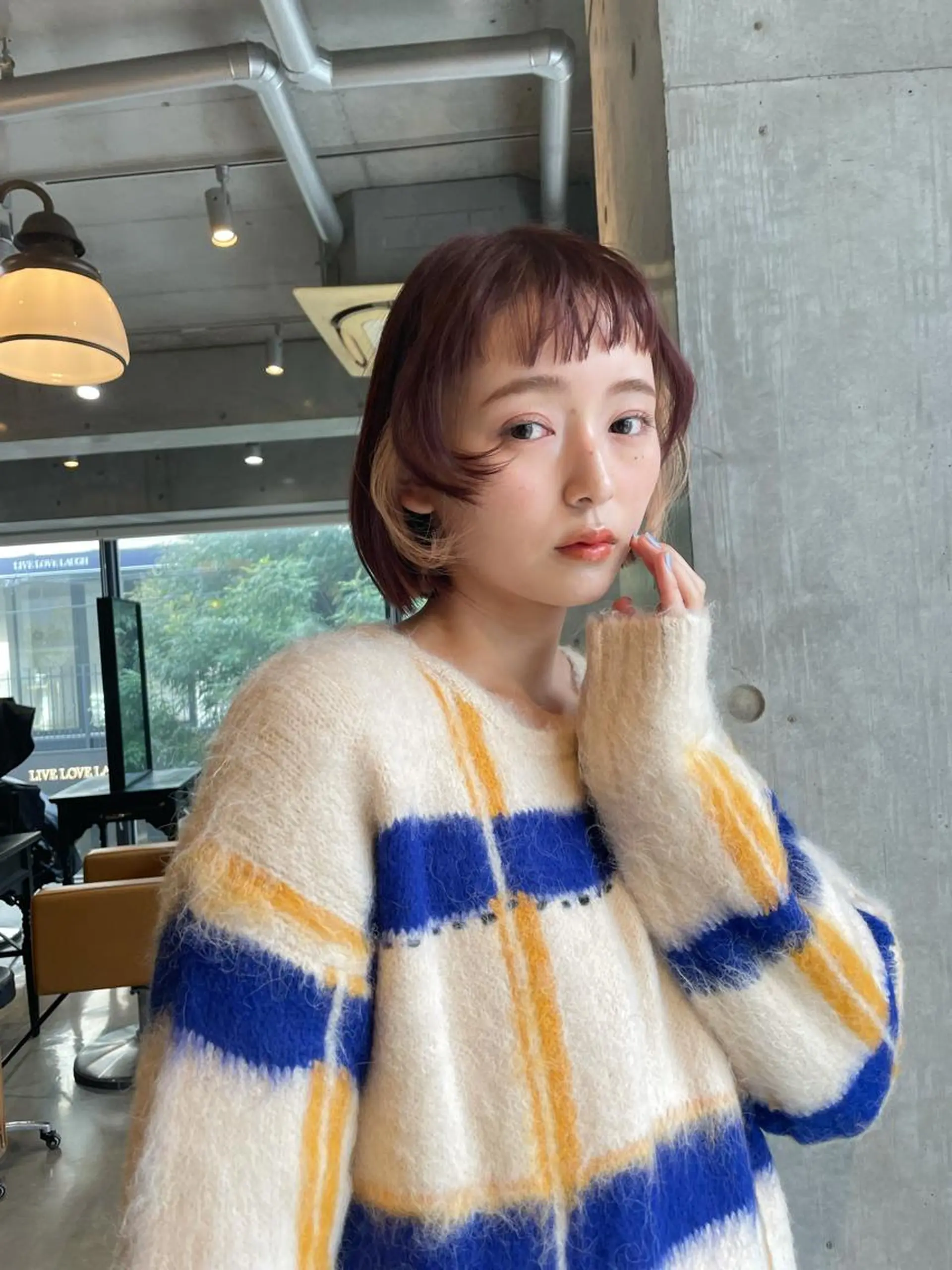 ショート maina/透明感 ベージュ/ブラウンのヘアスタイル