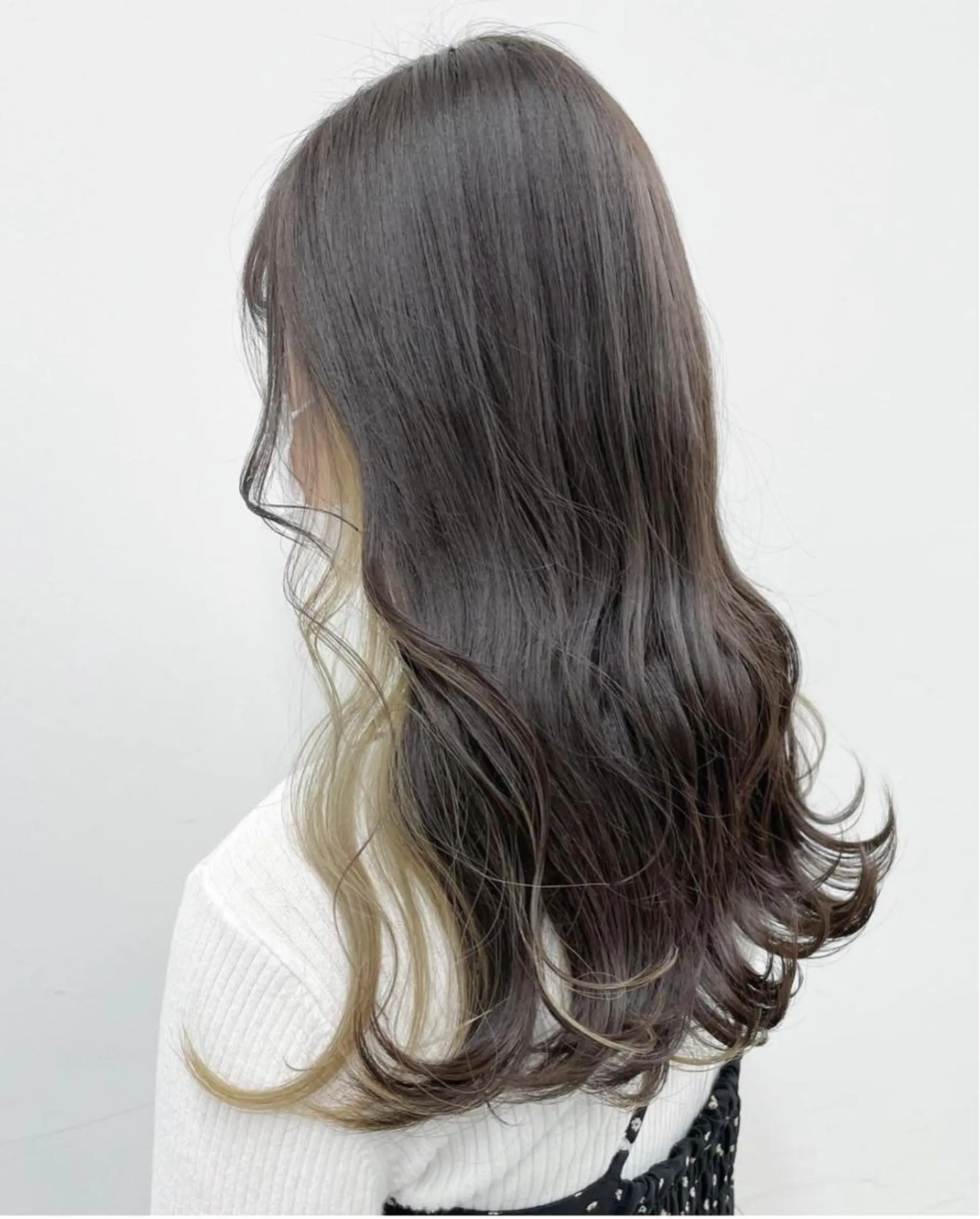 セミロング カラー ヘアアレンジ ベージュカラー ブリーチ インナーカラー ヘアカラー トリートメント 🦄インナーカラー 🦄貫井彩花のヘアスタイル