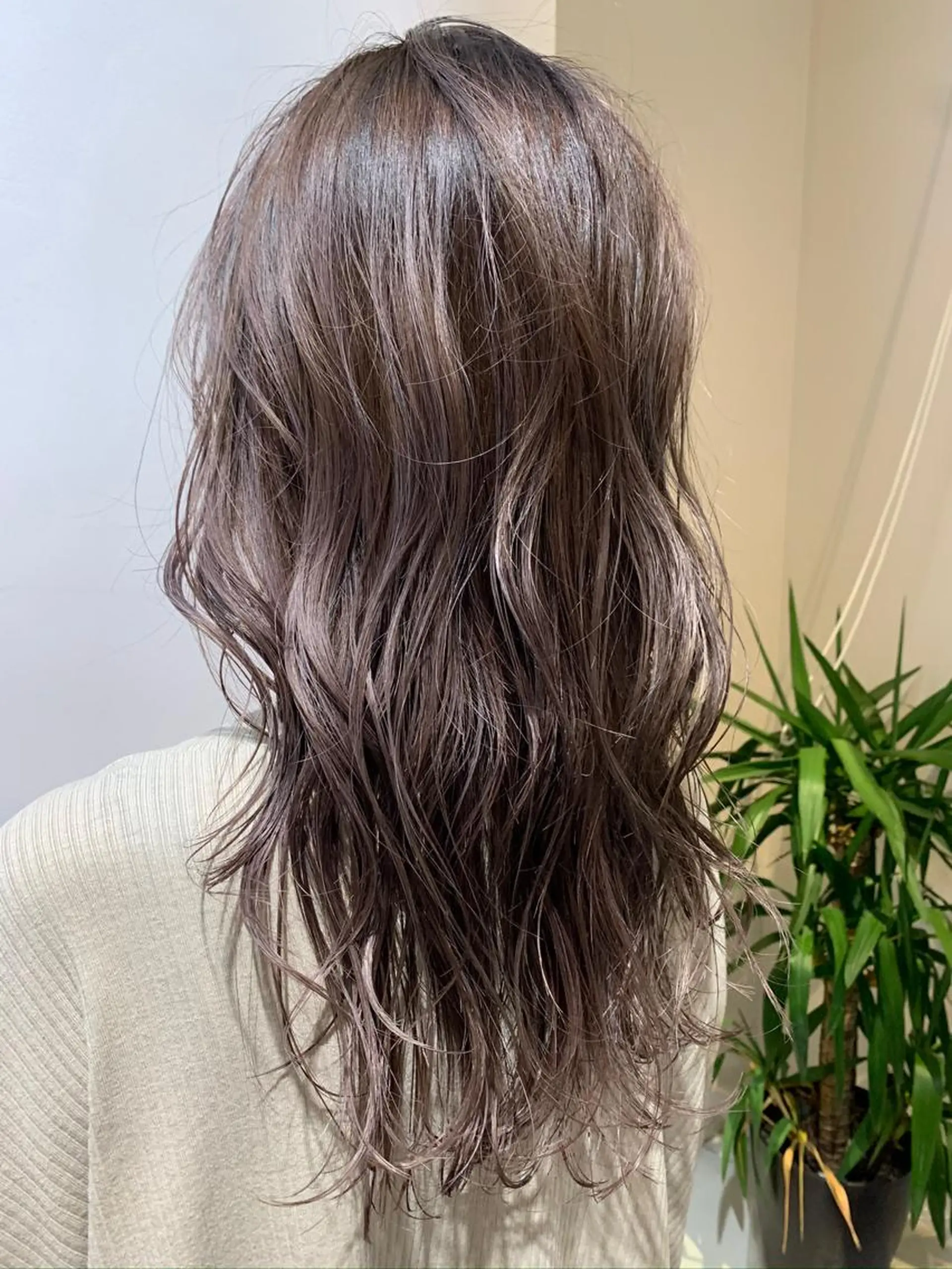 ロング カラー パーマ グレージュ ラベンダーカラー ラベンダーグレージュ ラベンダーグレー Chlom🌿Top Stylist沖田のヘアスタイル