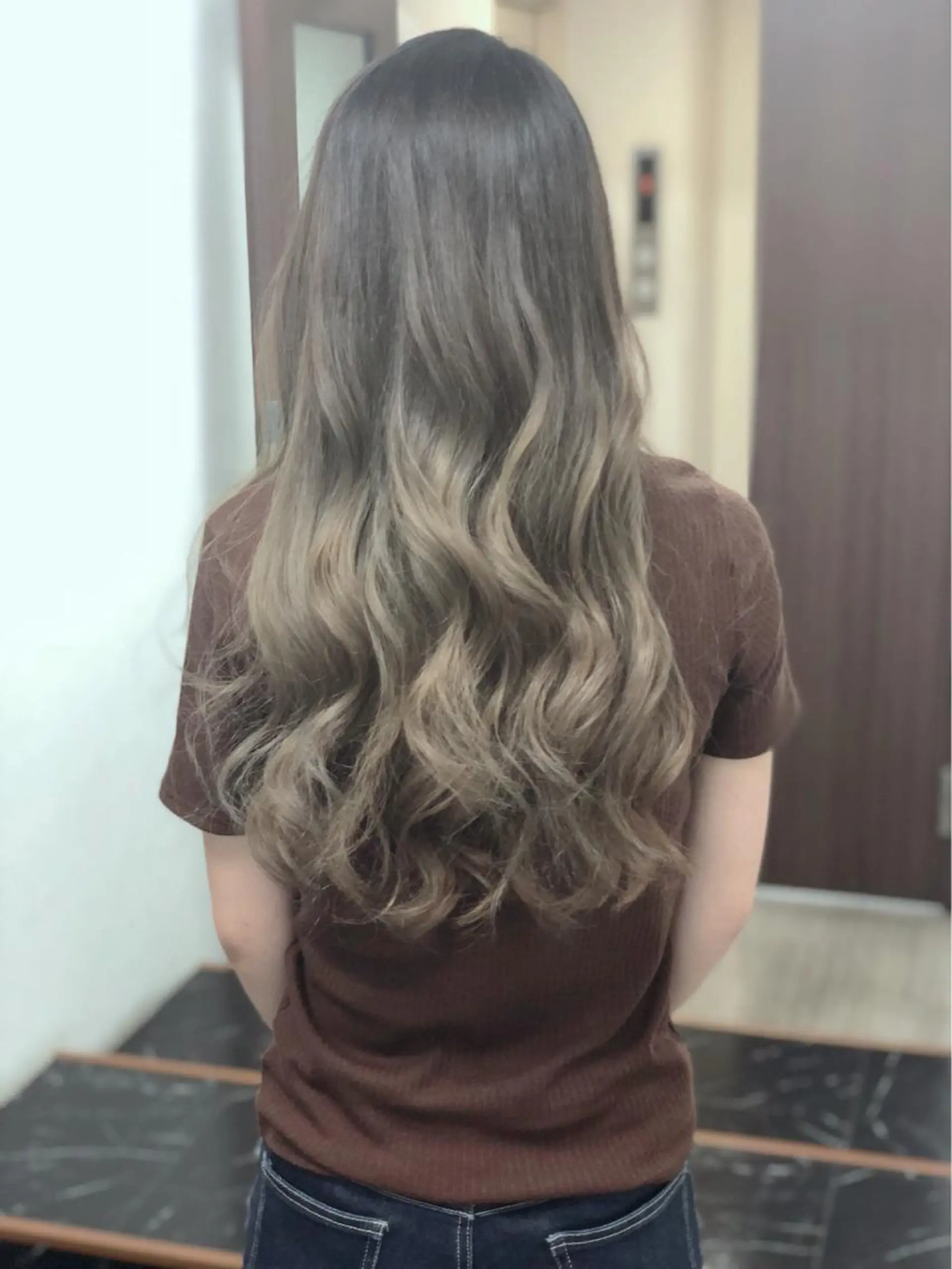 ロング カラー グラデーションカラー ヤナ マネージャーのヘアスタイル