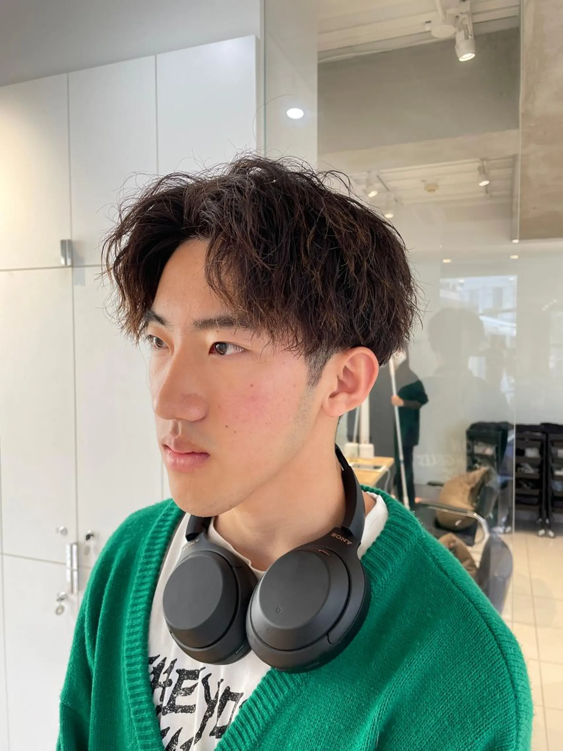 ショート ヘアアレンジ メンズ センターパート カット トリートメント ヘッドスパ ヘアセット 艶髪✨寒色カラー✨ 翁長孝輔のヘアスタイル