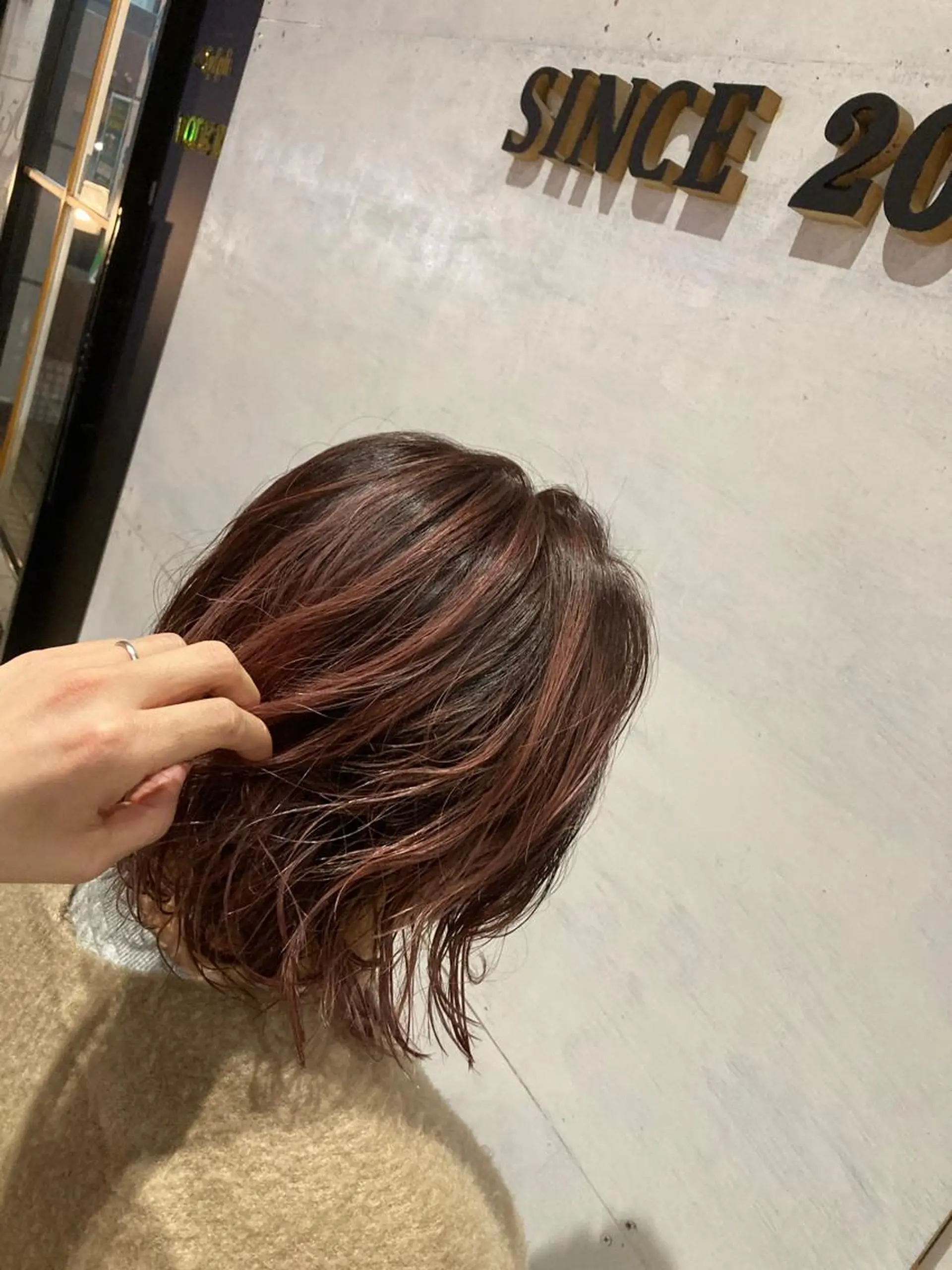 ミディアム カラー バレイヤージュ ピンクカラー レッドカラー レイヤーカット カット ヘアカラー トリートメント SHAFT Ieiriのヘアスタイル