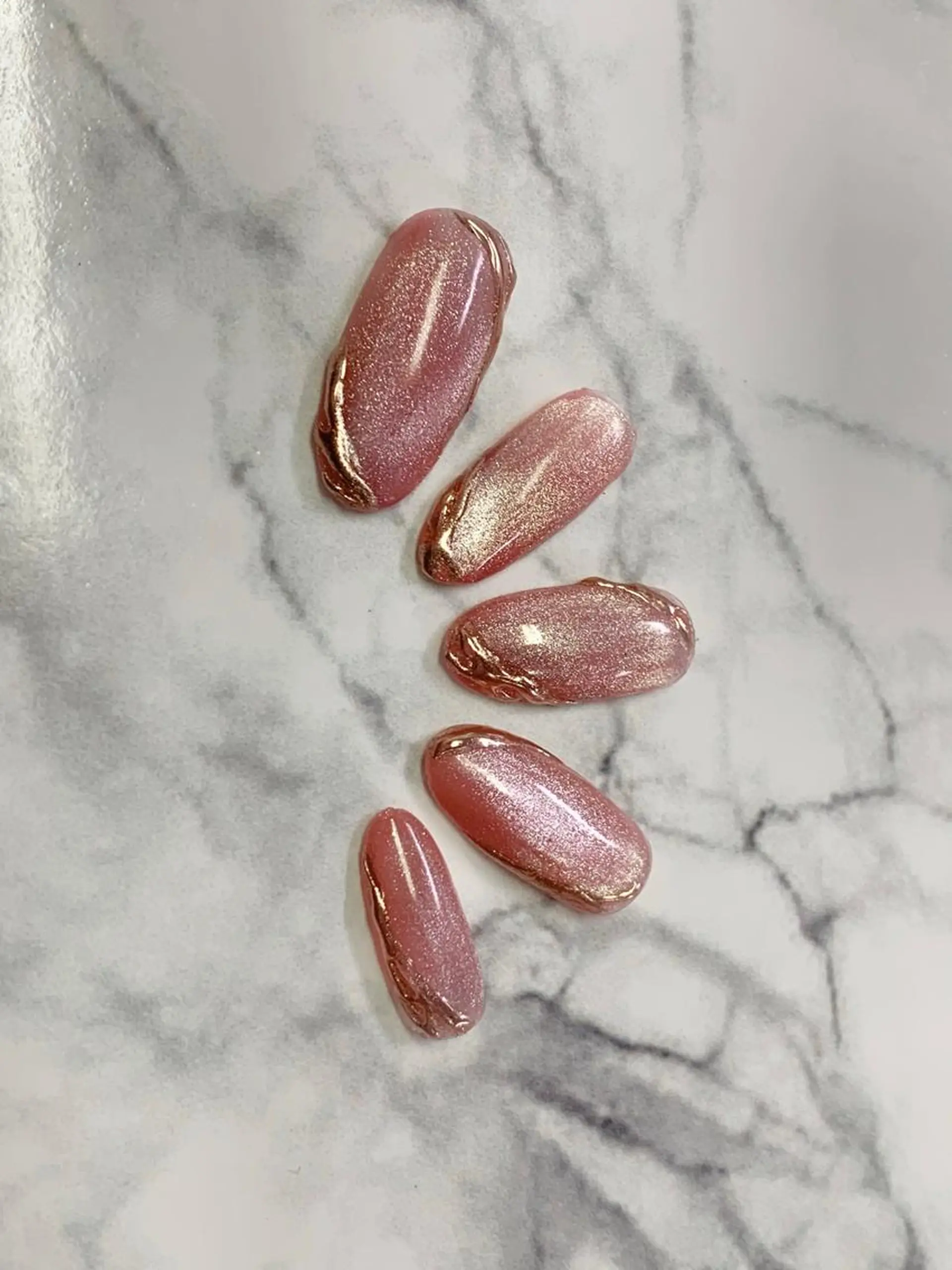 ミディアム ネイル ジェルネイル ゴールド マグネットネイル ミラーネイル ピンク H NANAのネイルデザイン