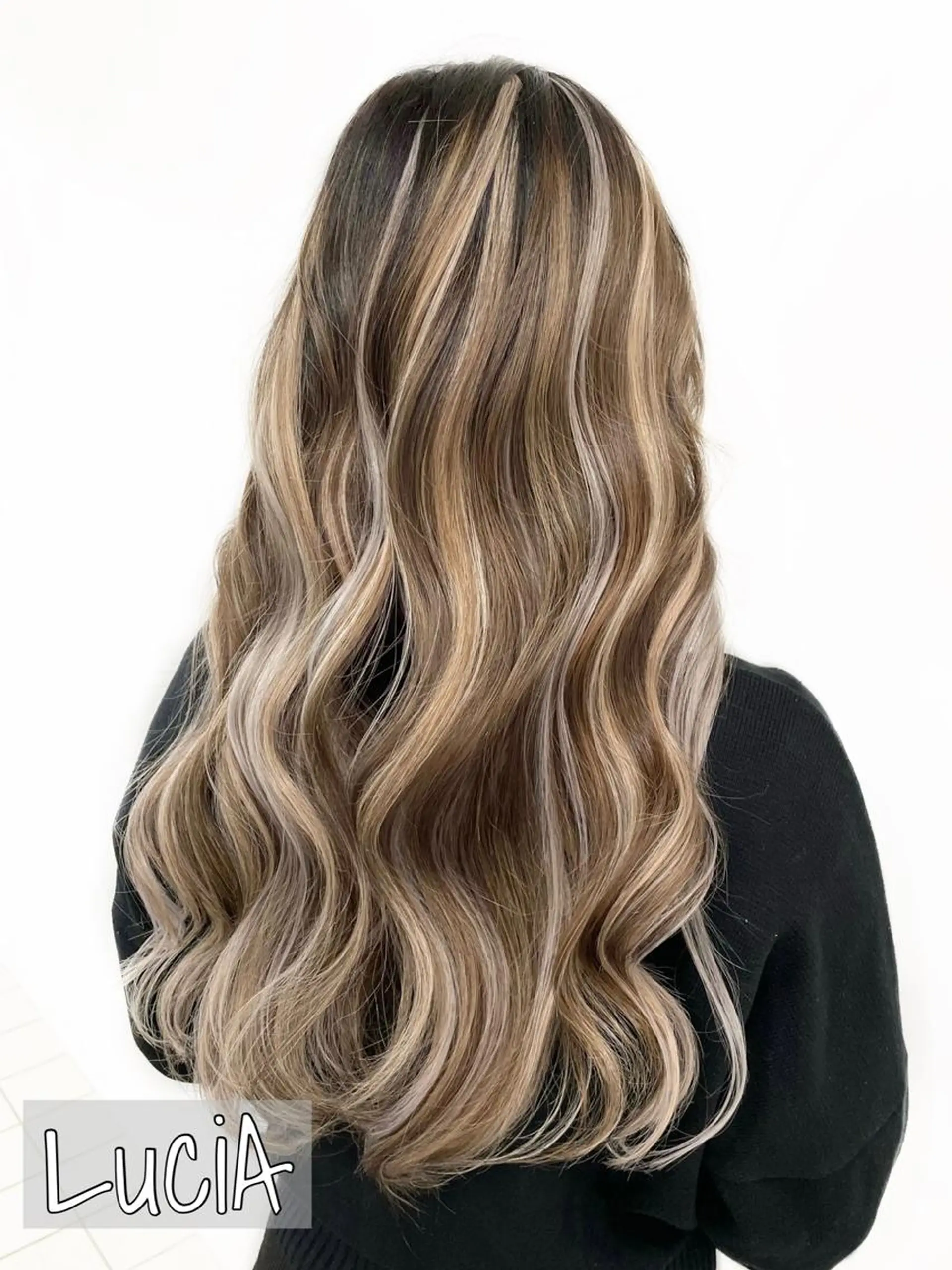 ロング ヘアアレンジ LuciA エクステカラーのヘアスタイル