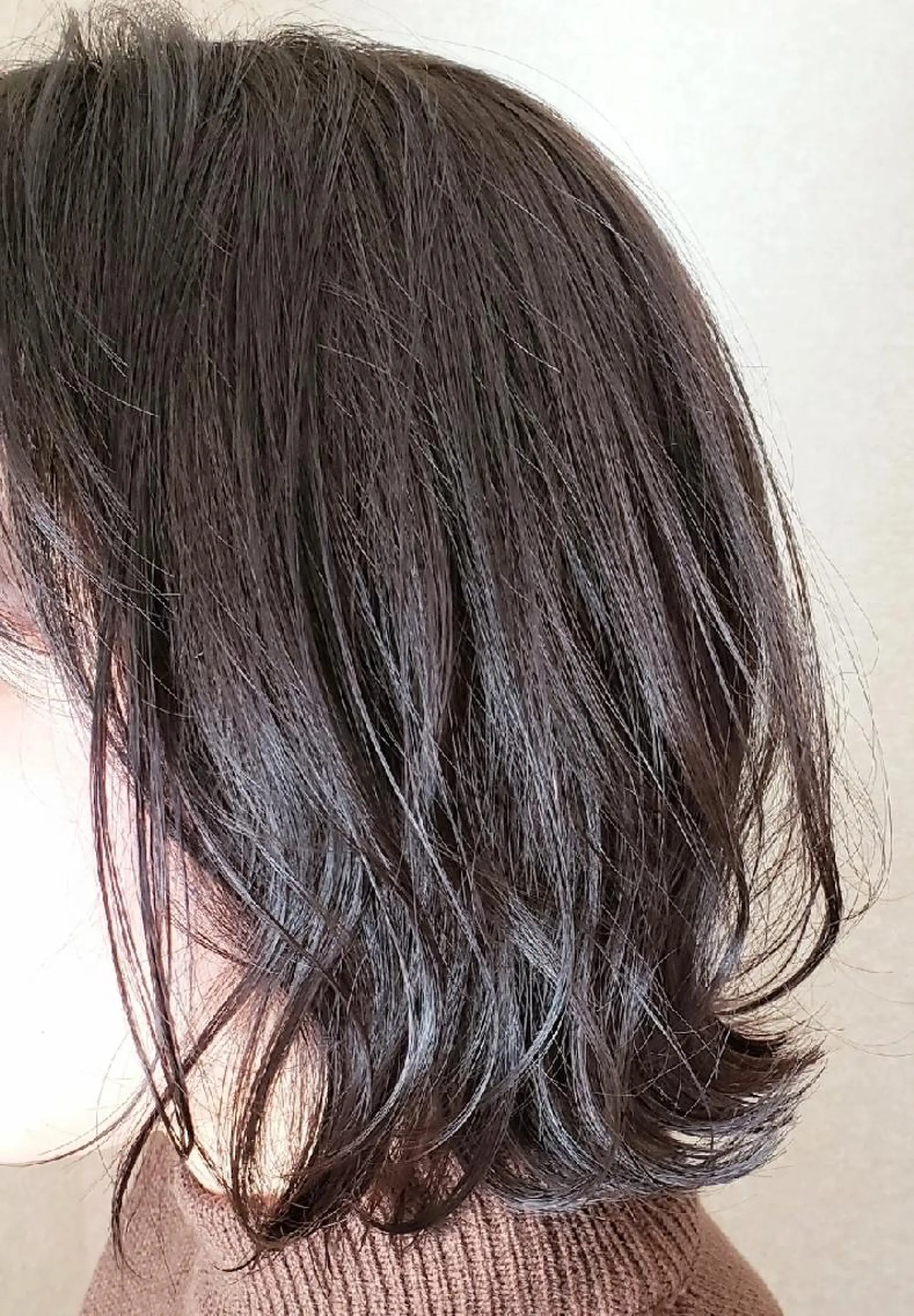 ミディアム カラー グレージュ ボブ 外ハネヘア カット ヘアカラー トリートメント 黒田 かな子のヘアスタイル