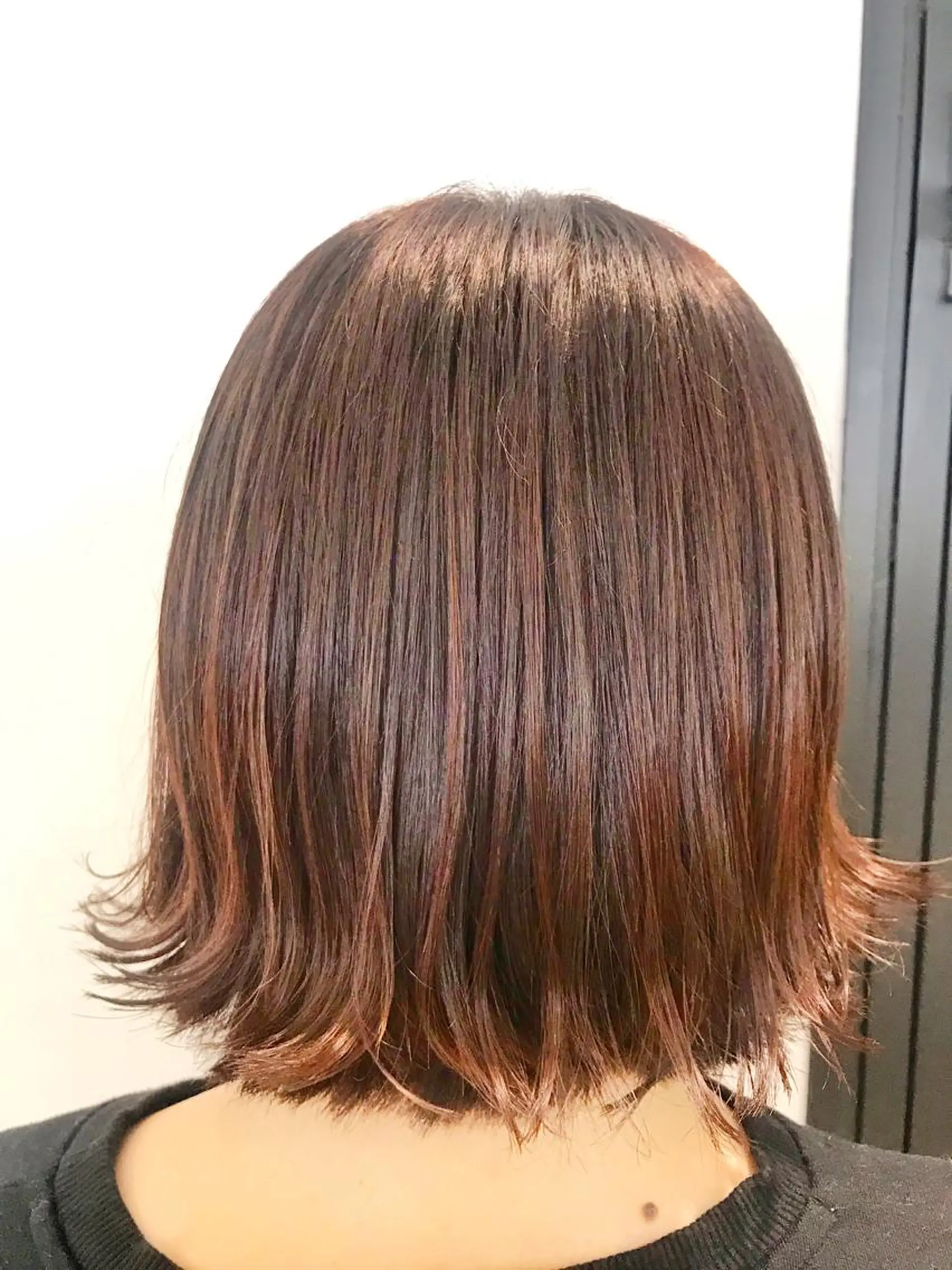 ミディアム オレンジブラウン 外ハネヘア 予約 停止のヘアスタイル