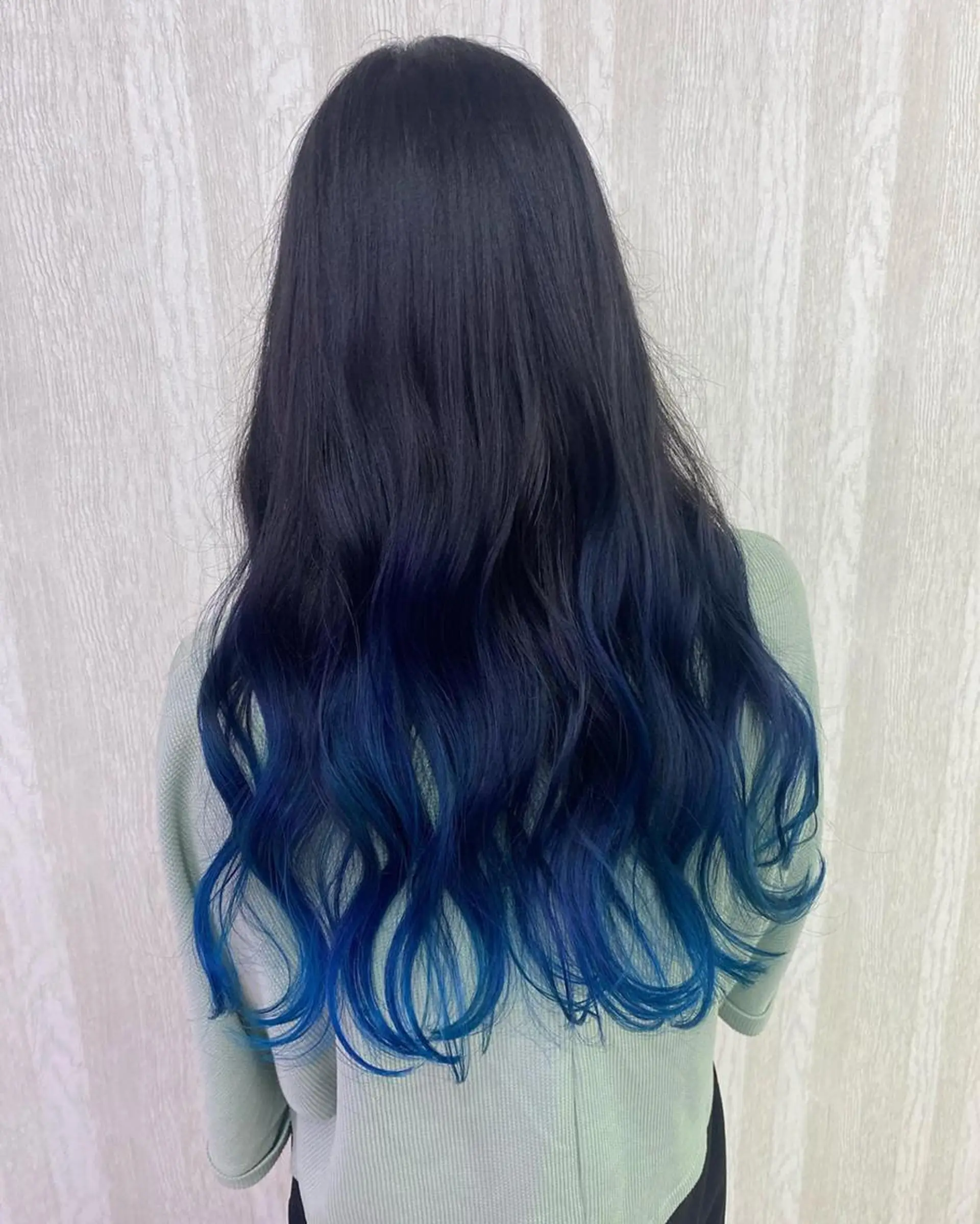 ロング カラー 黒髪 ブルーカラー ブルーブラック ブルージュ グラデーションカラー UNDER vr 【アンダーバー】のヘアスタイル