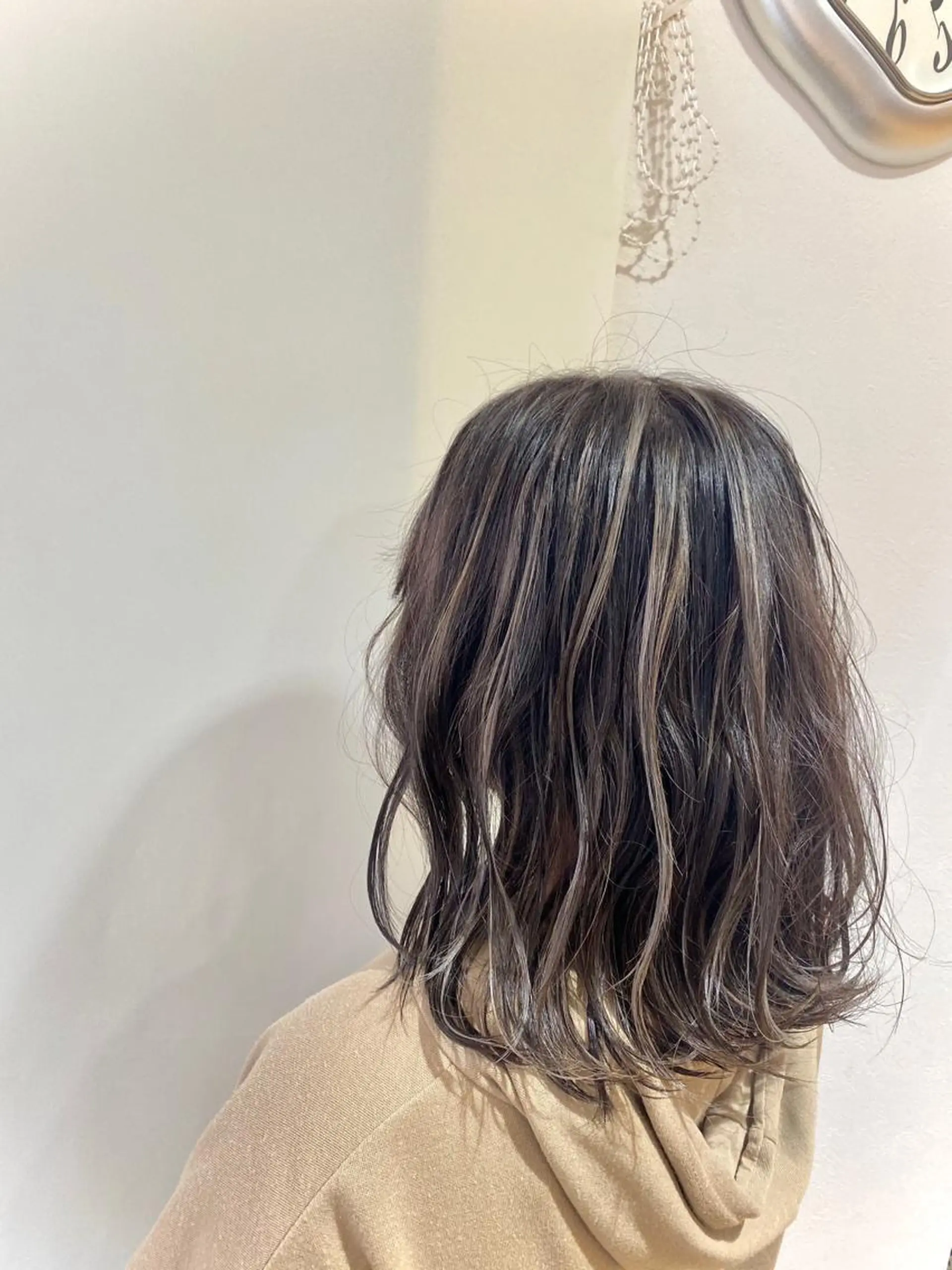 ミディアム カラー ベージュカラー グレージュ ハイライトカラー ミルクティーベージュ ハイライト ヘアカラー トリートメント Kazu .Kのヘアスタイル