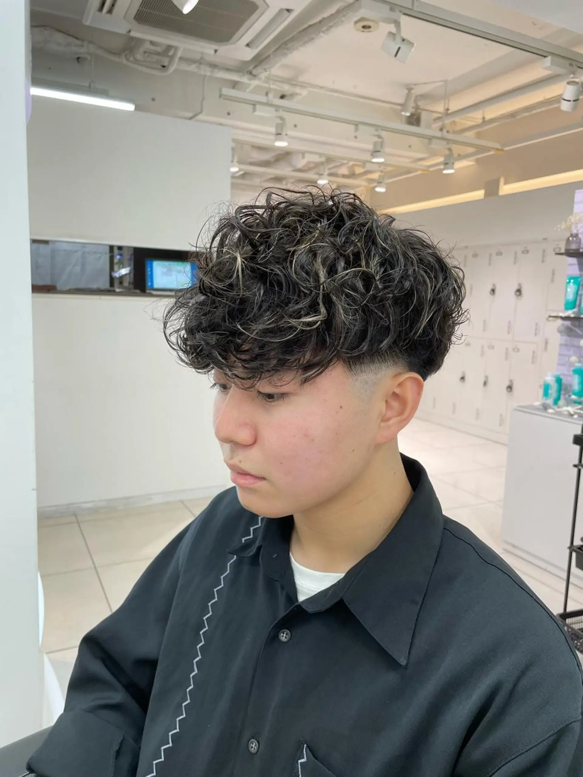 ショート パーマ メンズ メンズメッシュ メンズパーマ スペインカール 波巻きパーマ カット ヘアカラー パーマ フェザーパーマ職人 🪶ryosukeのヘアスタイル