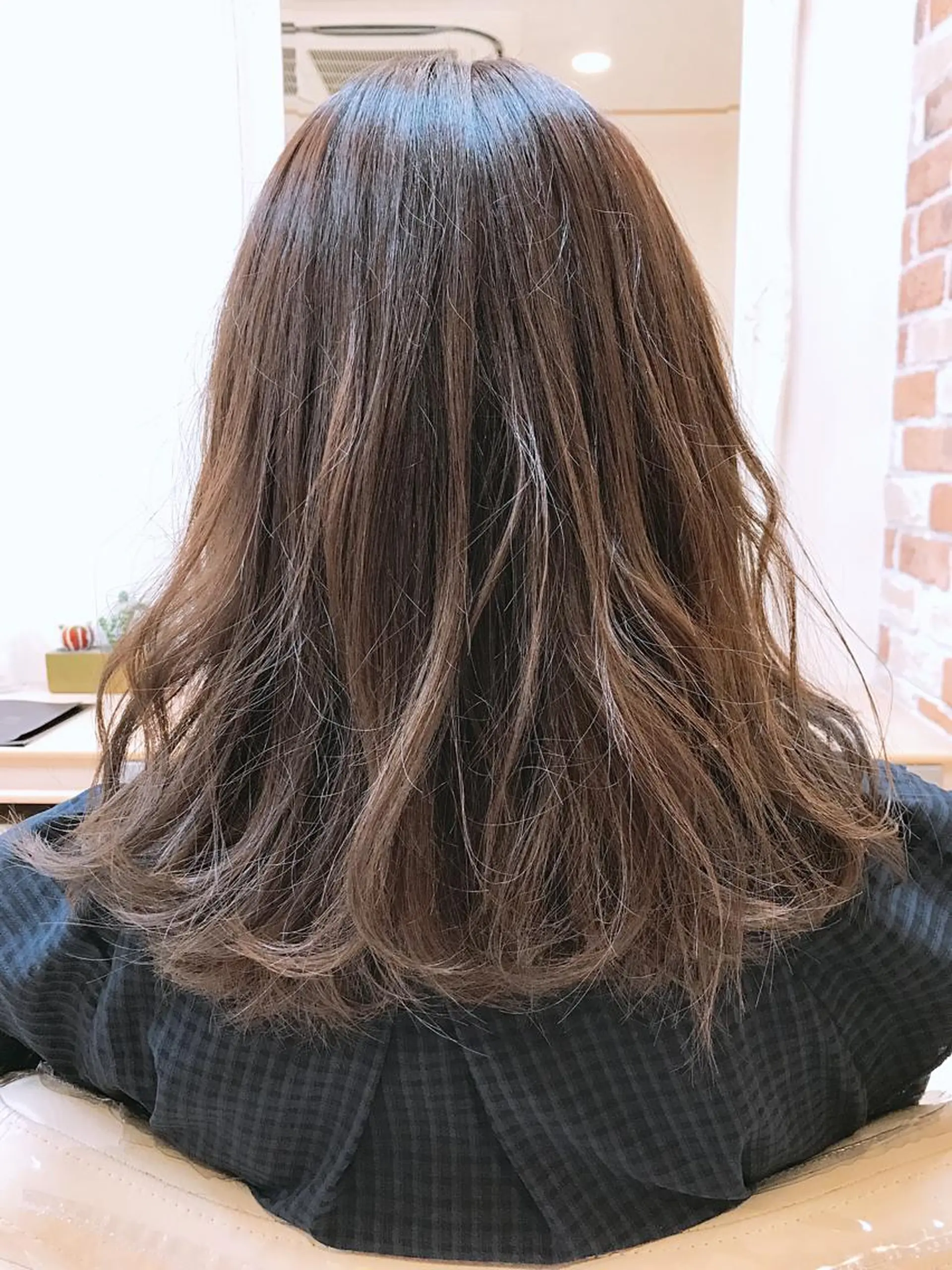 ミディアム ヘアカラー トリートメント 店長ハイトーンカラー 柞山史奈のヘアスタイル