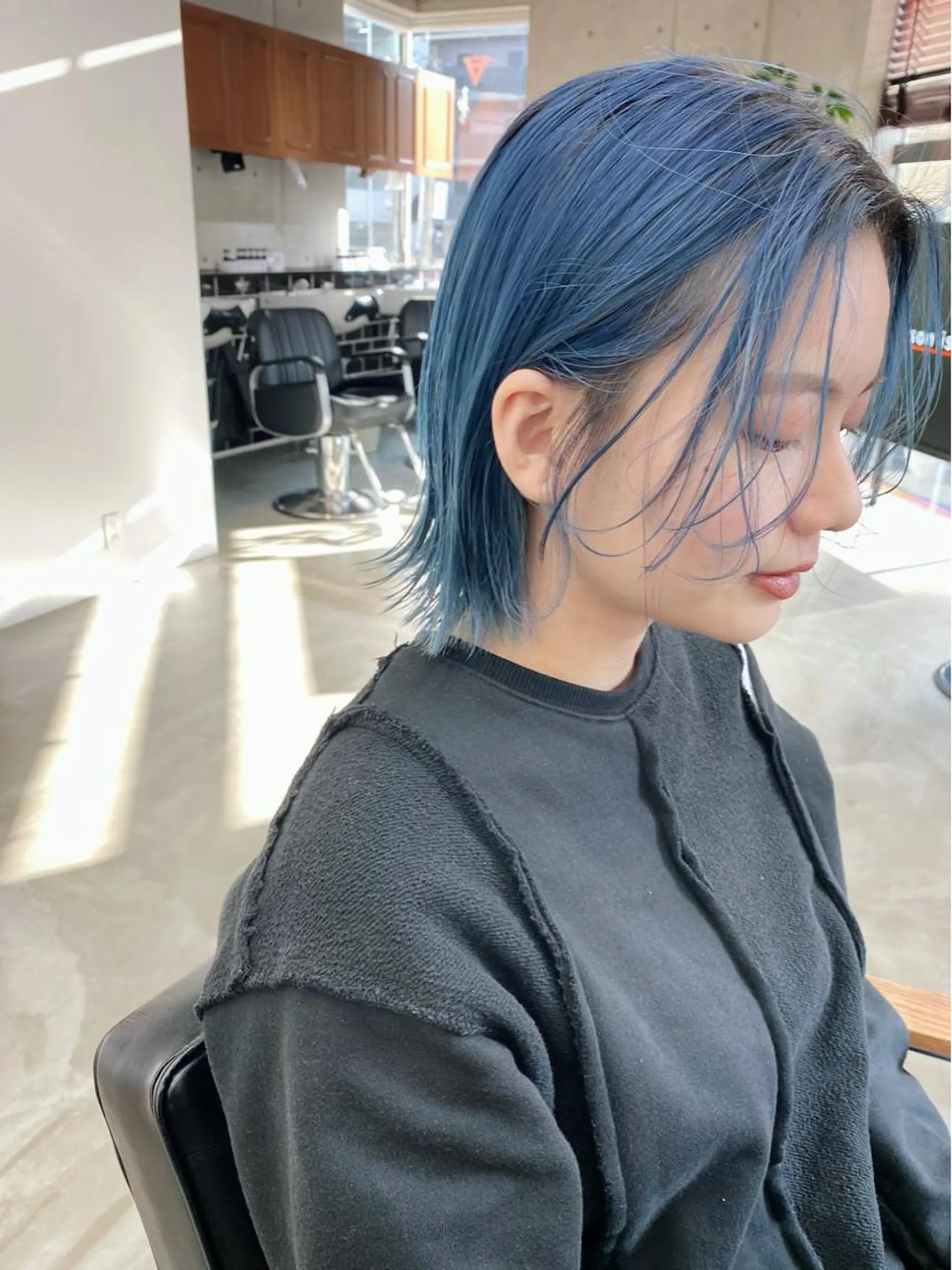 ミディアム カラー ヘアアレンジ ブリーチ ブルーカラー son hair HIROEのヘアスタイル