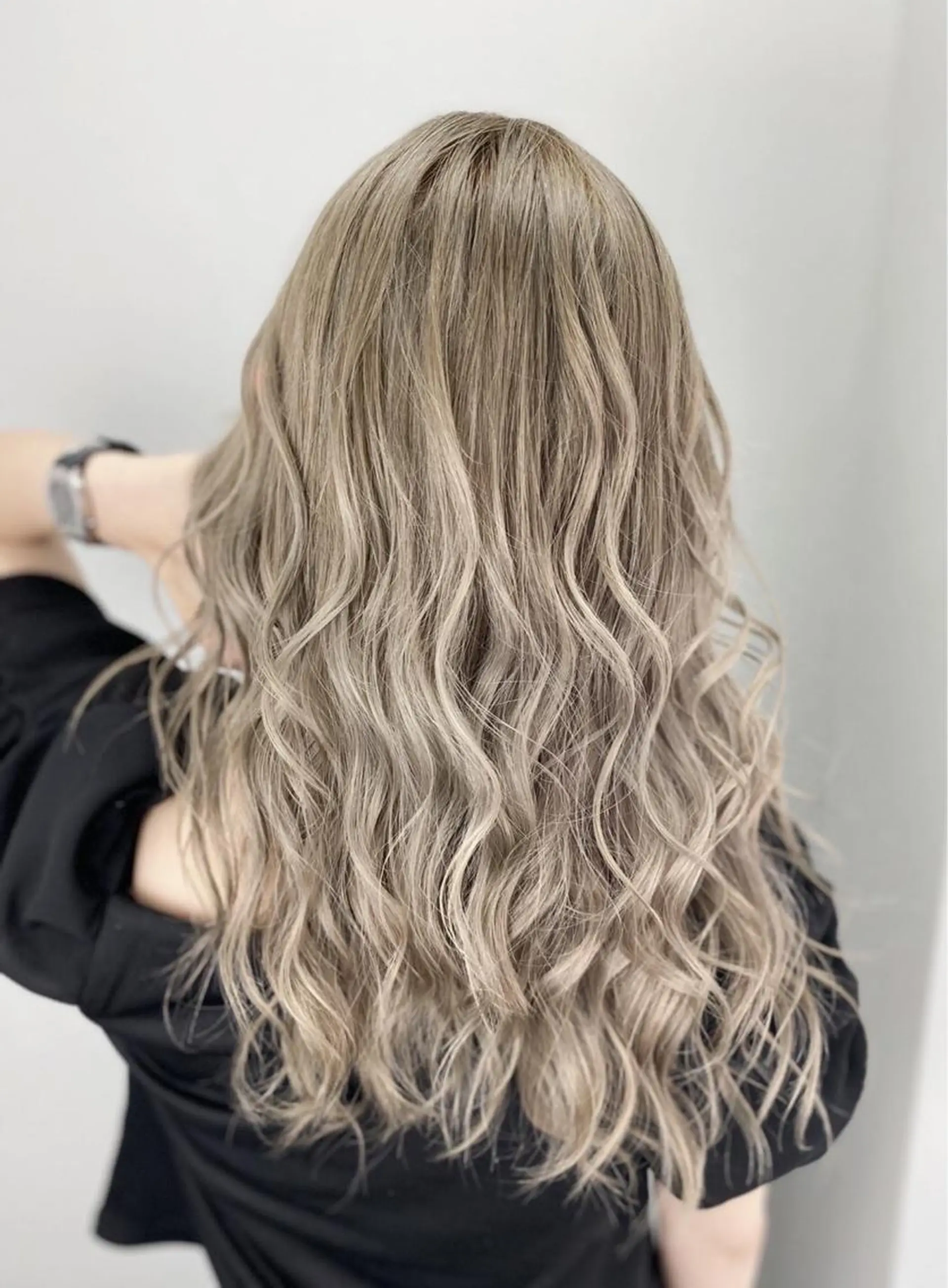 セミロング カラー パーマ ヘアアレンジ メンズ キッズ ネイル マツエク・マツパ アイブロウ カット ヘアカラー トリートメント 🩵垢抜け確定🩵 ハイトーン特化🩵のヘアスタイル