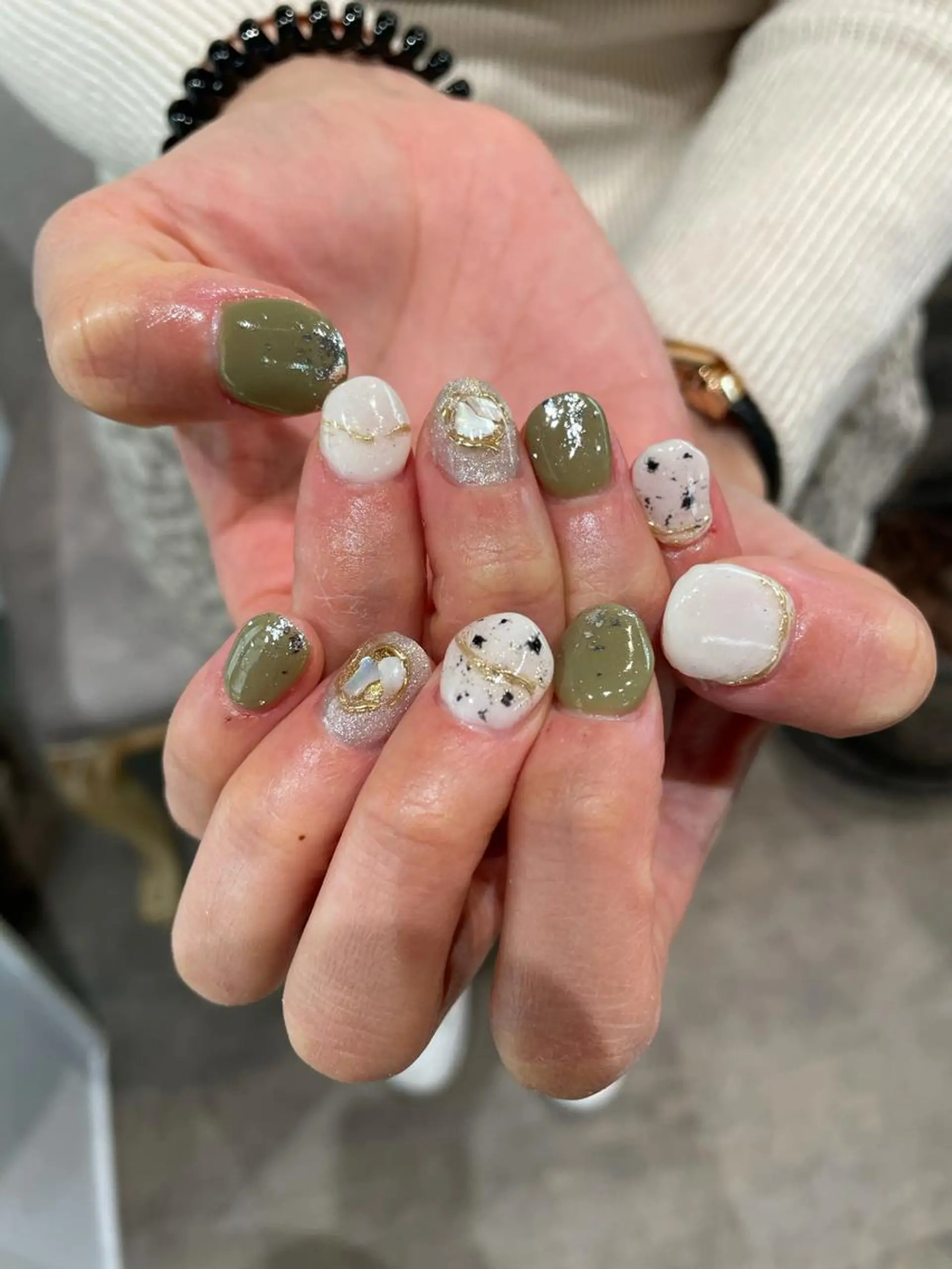 ネイル ゴールド キラキラネイル ニュアンスネイル ピスタチオネイル ハンドネイル ナチュラル透明感🌱 小山美樹子のヘアスタイル